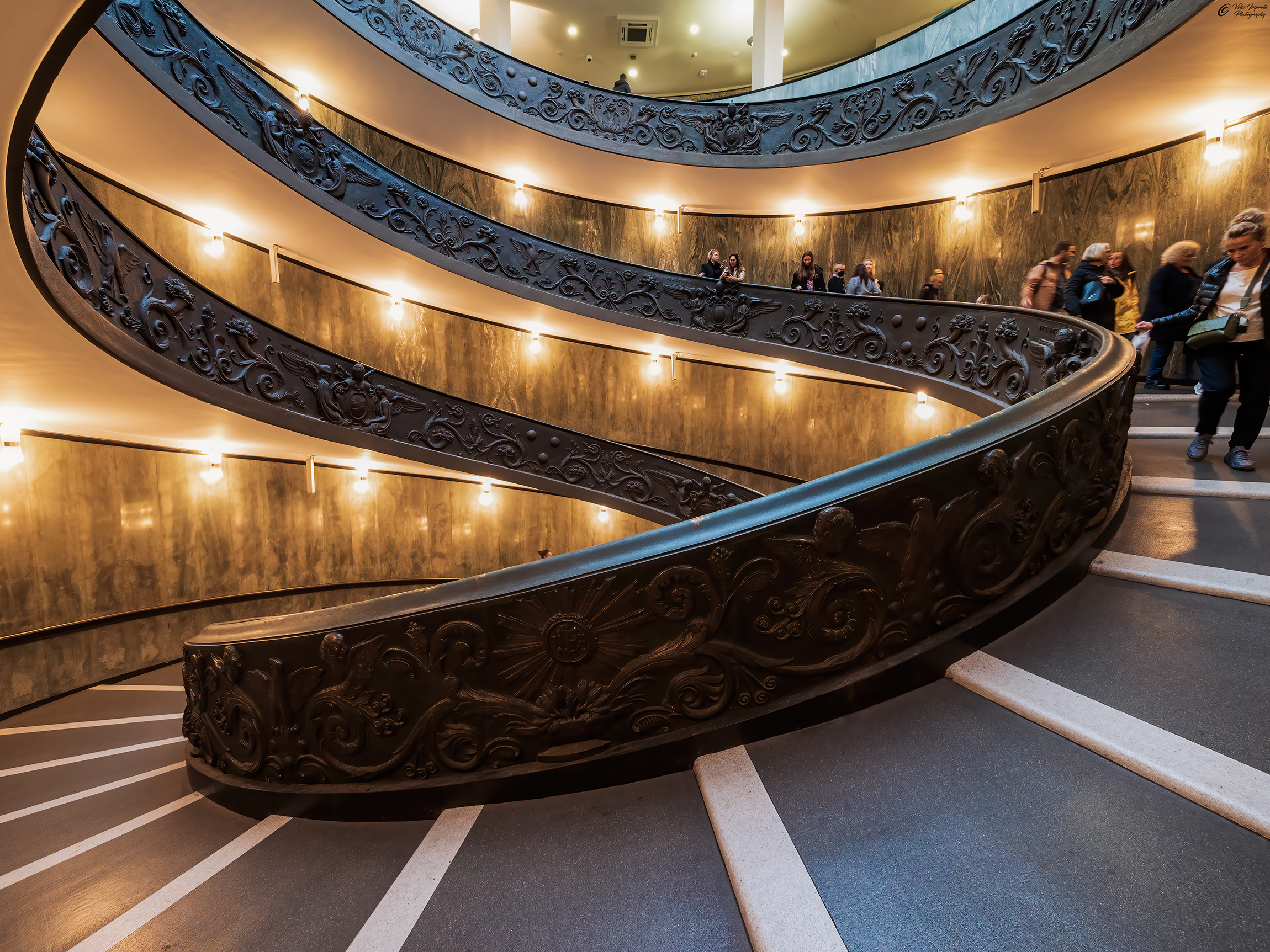 Il gruppo scende la scala