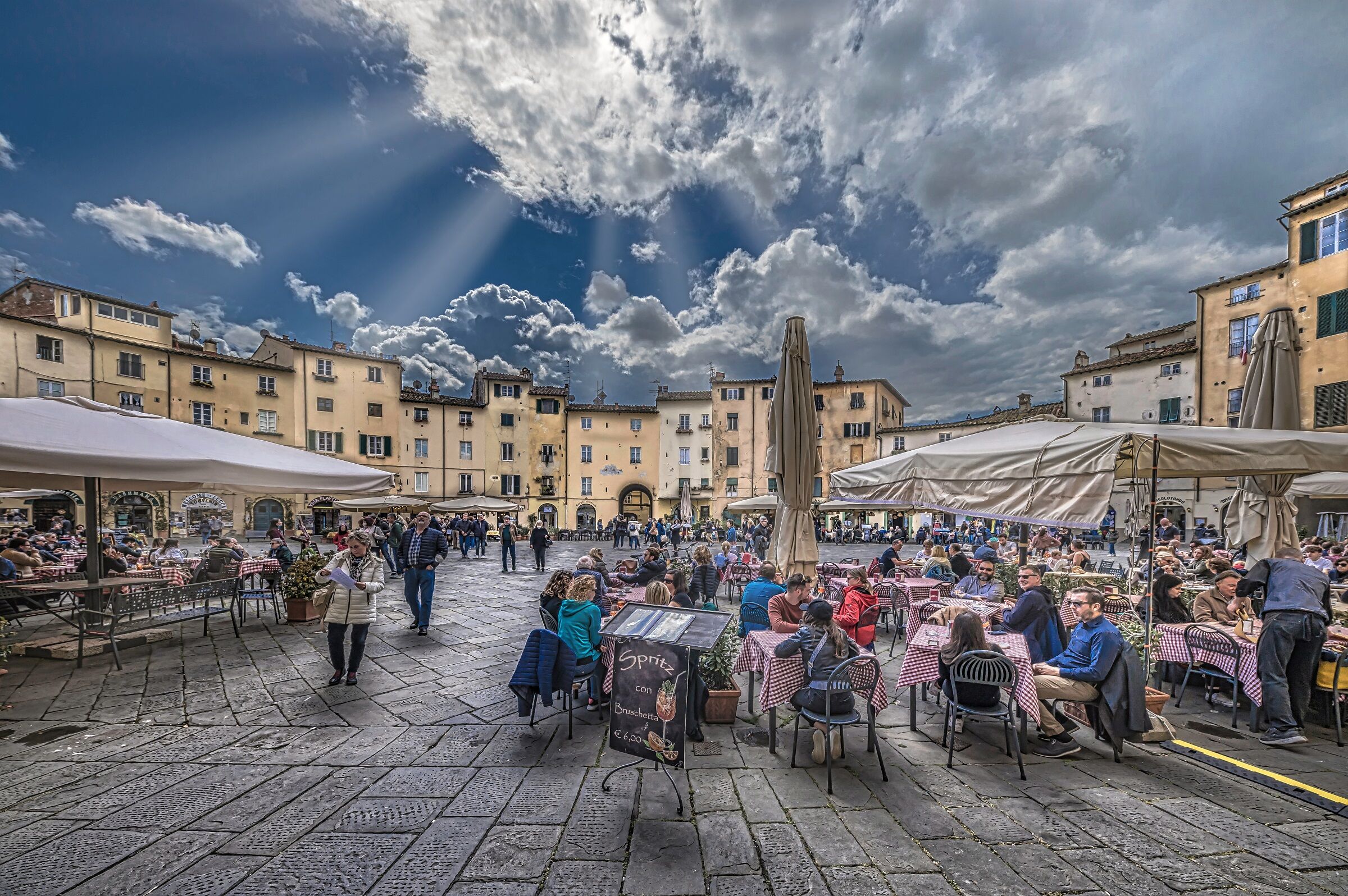 Piazza Anfiteatro - Lucca