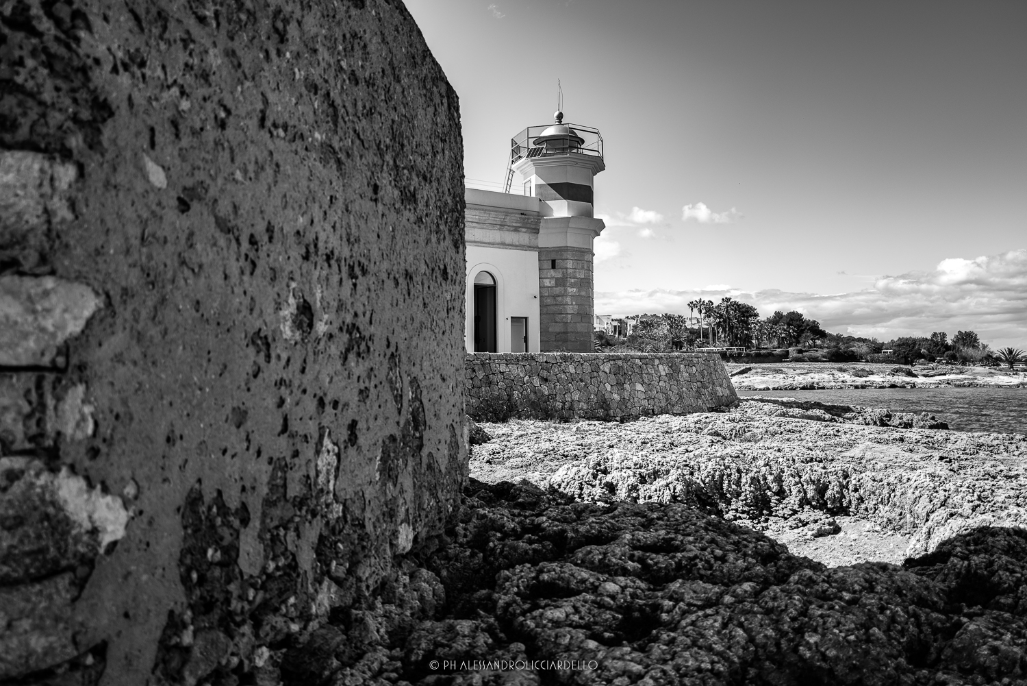 Un faro tra le rocce