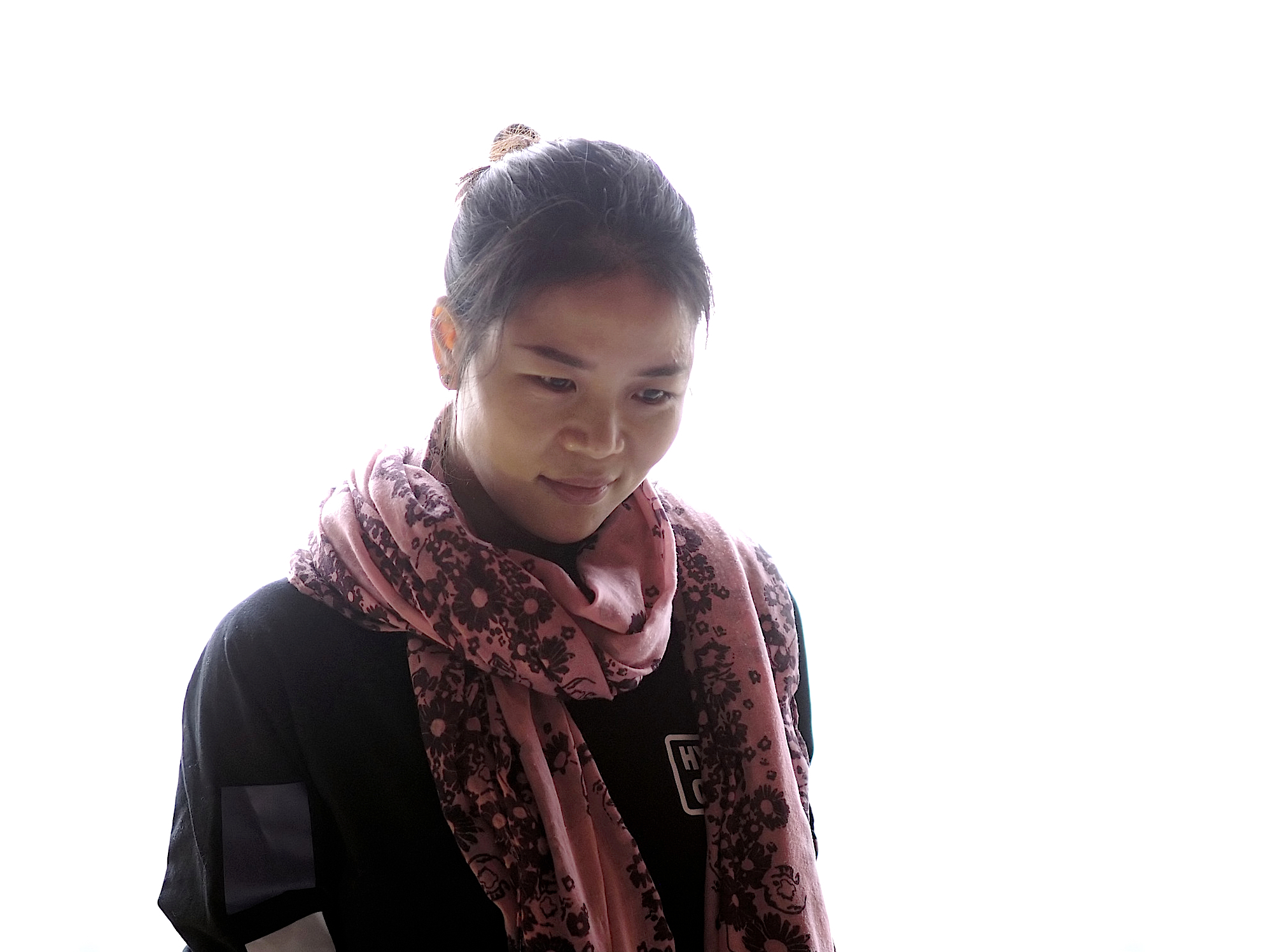 Huan vicino alla finestra