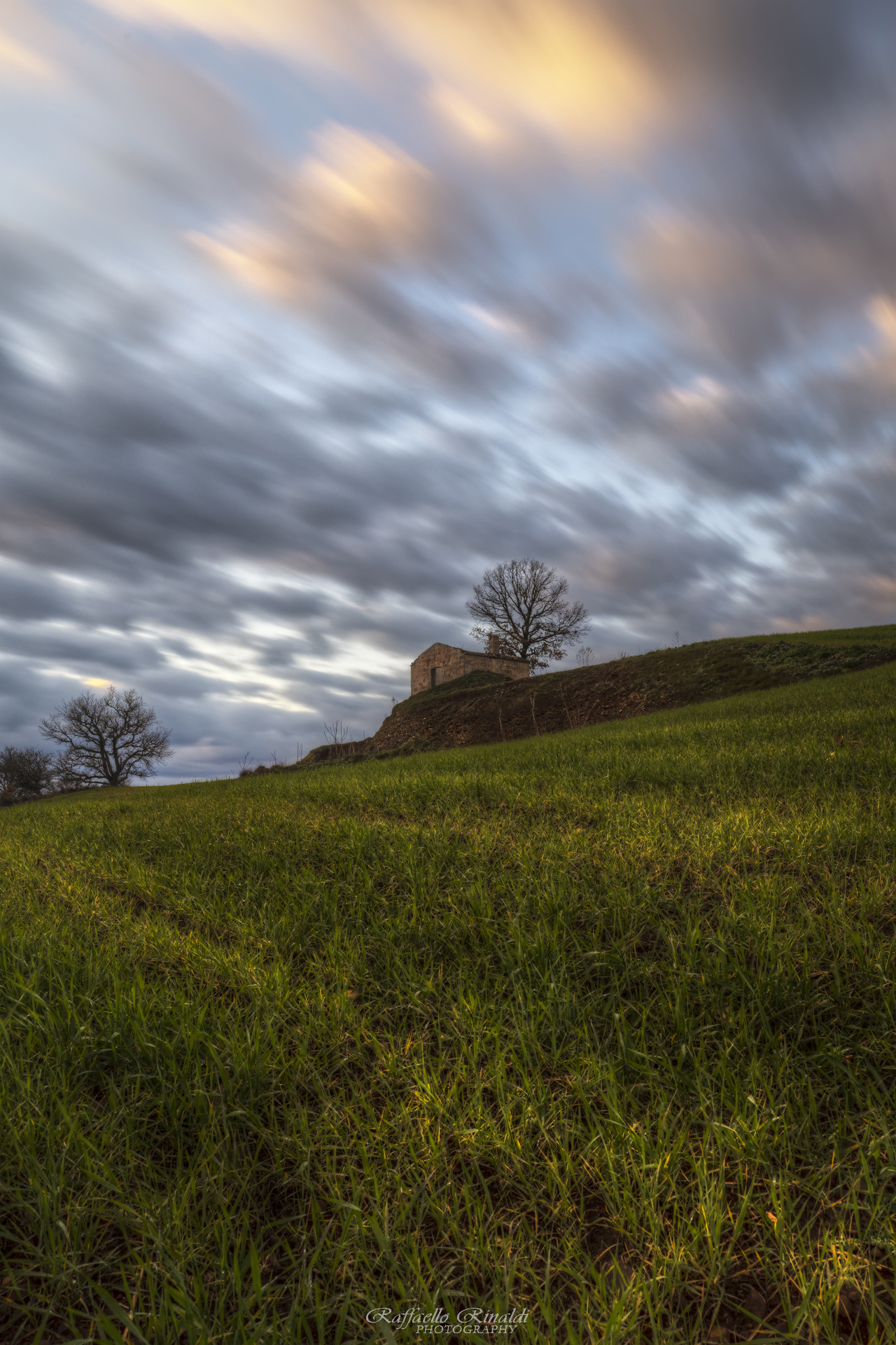 Casolare al tramonto con nuvole in movimento