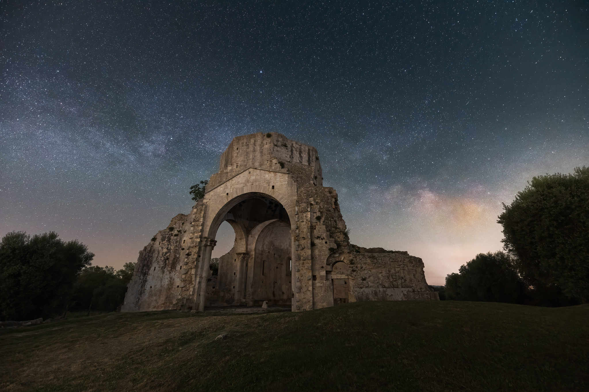 Le stelle sul monastero abbandonato