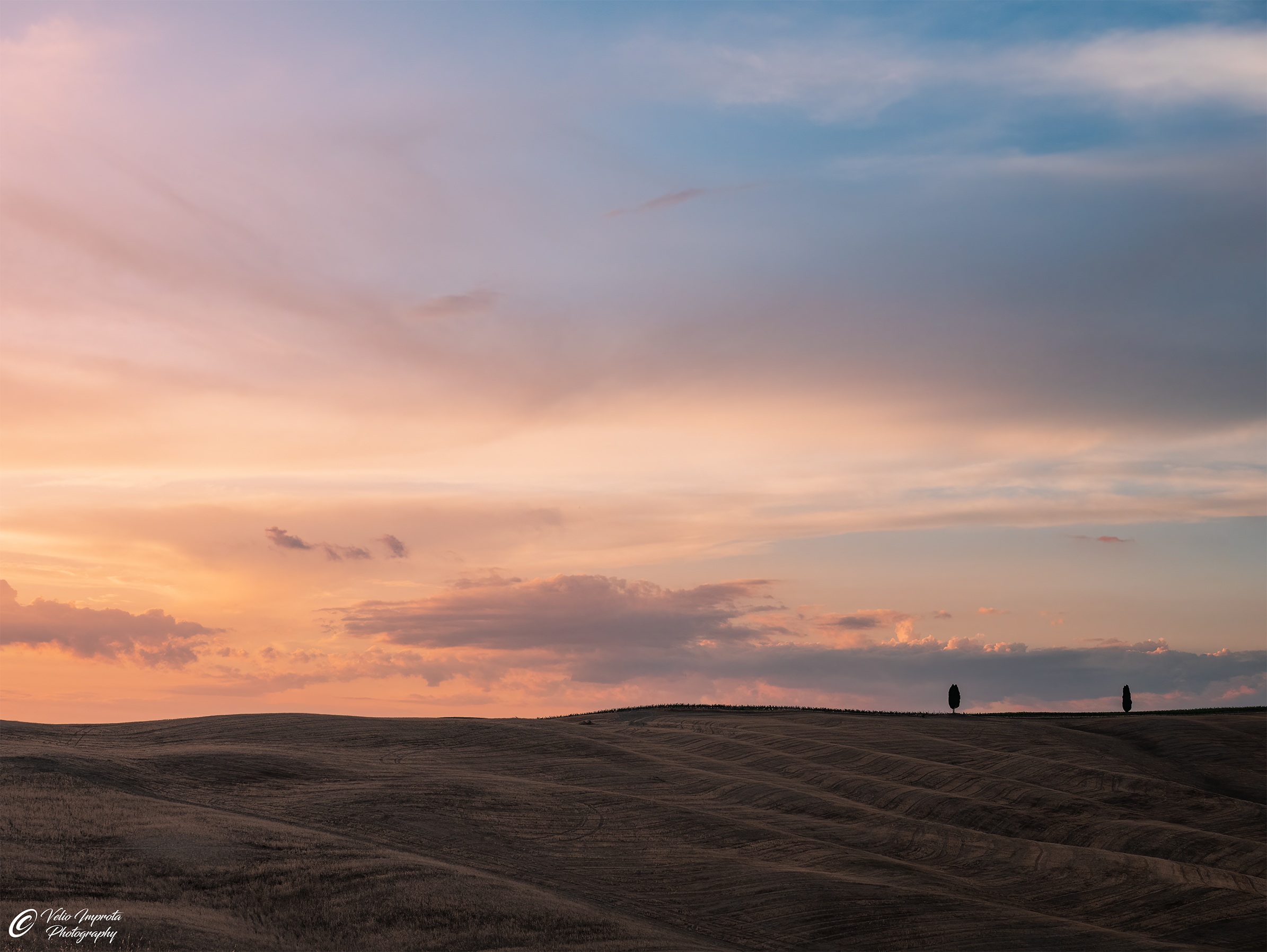 Il tramonto ai due cipressi