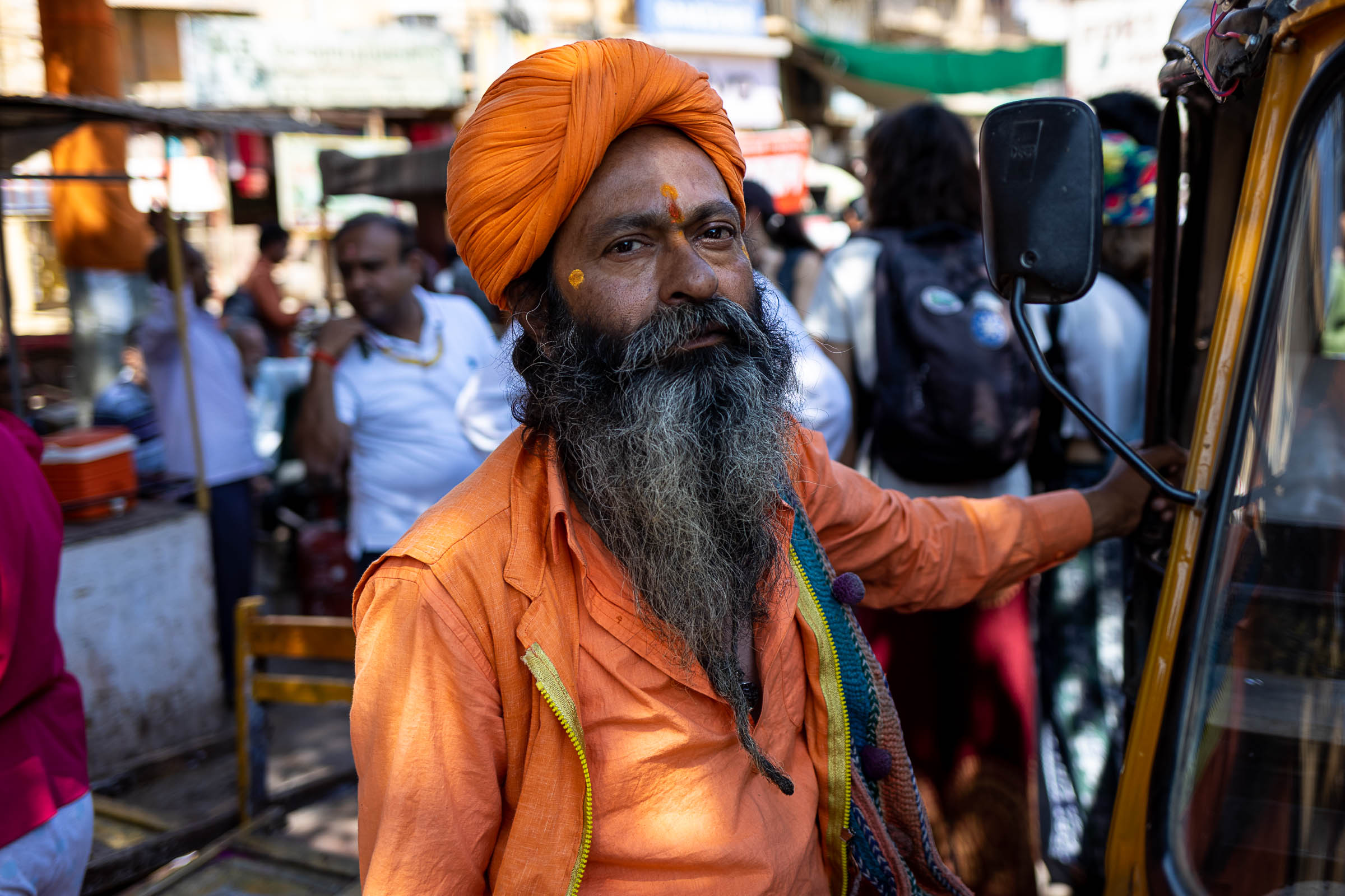 sadhu per le strade di jaisalmer
