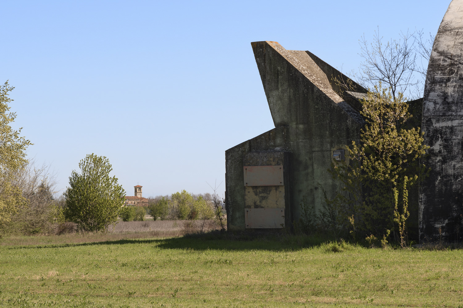 Un hangar e il mio paese