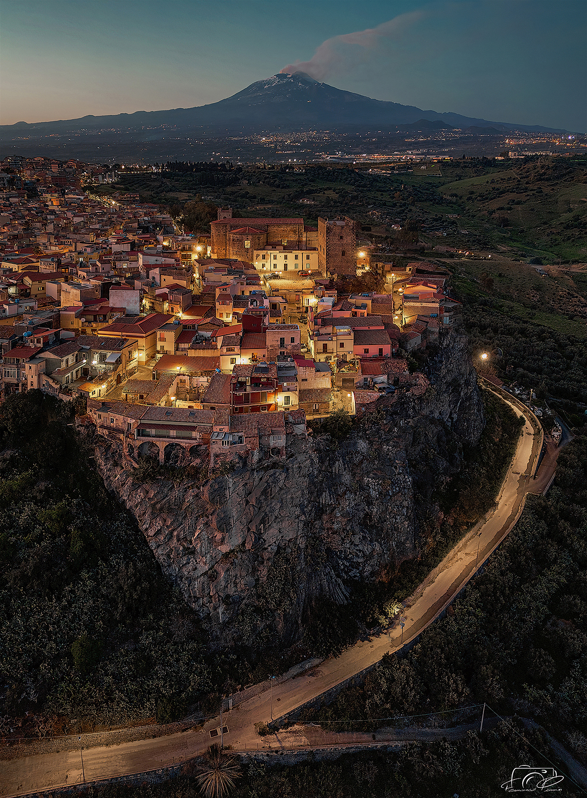 Motta Sant'Anastasia al tramonto