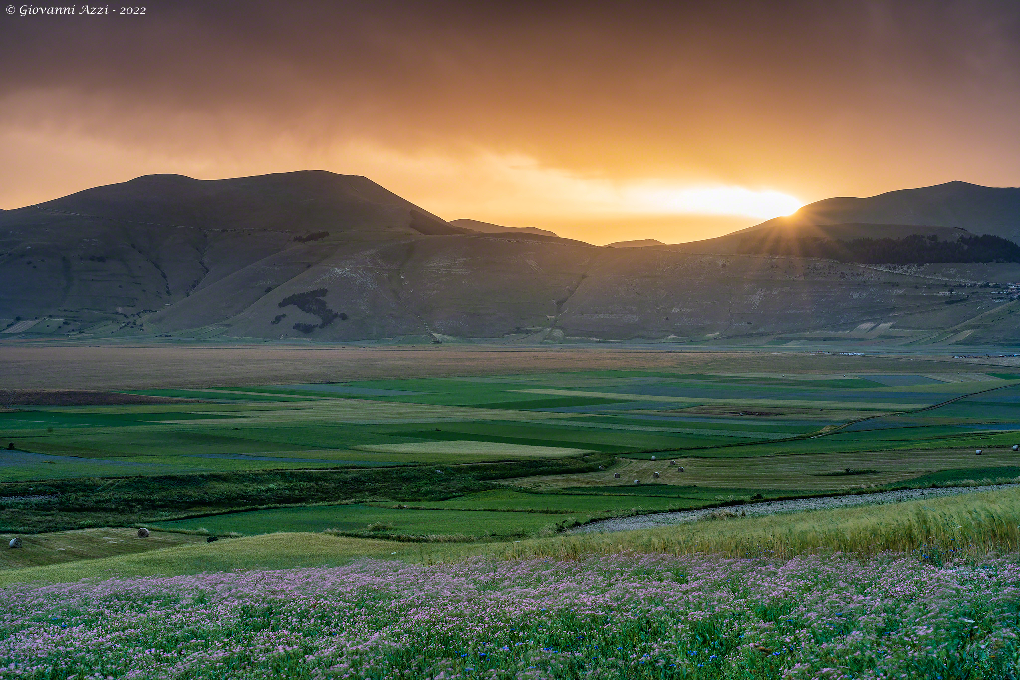 Il sole saluta la piana