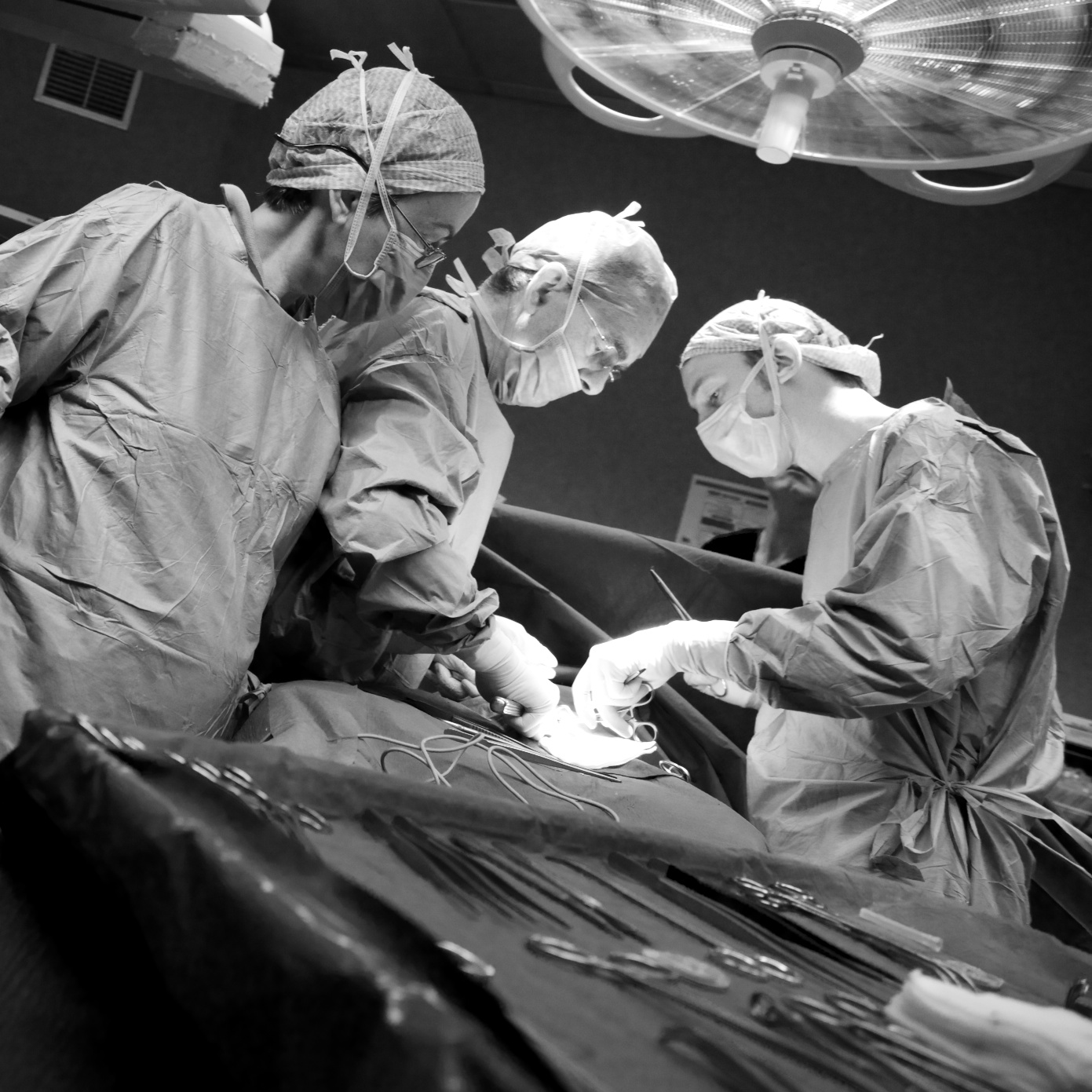 equipe chirurgica al lavoro