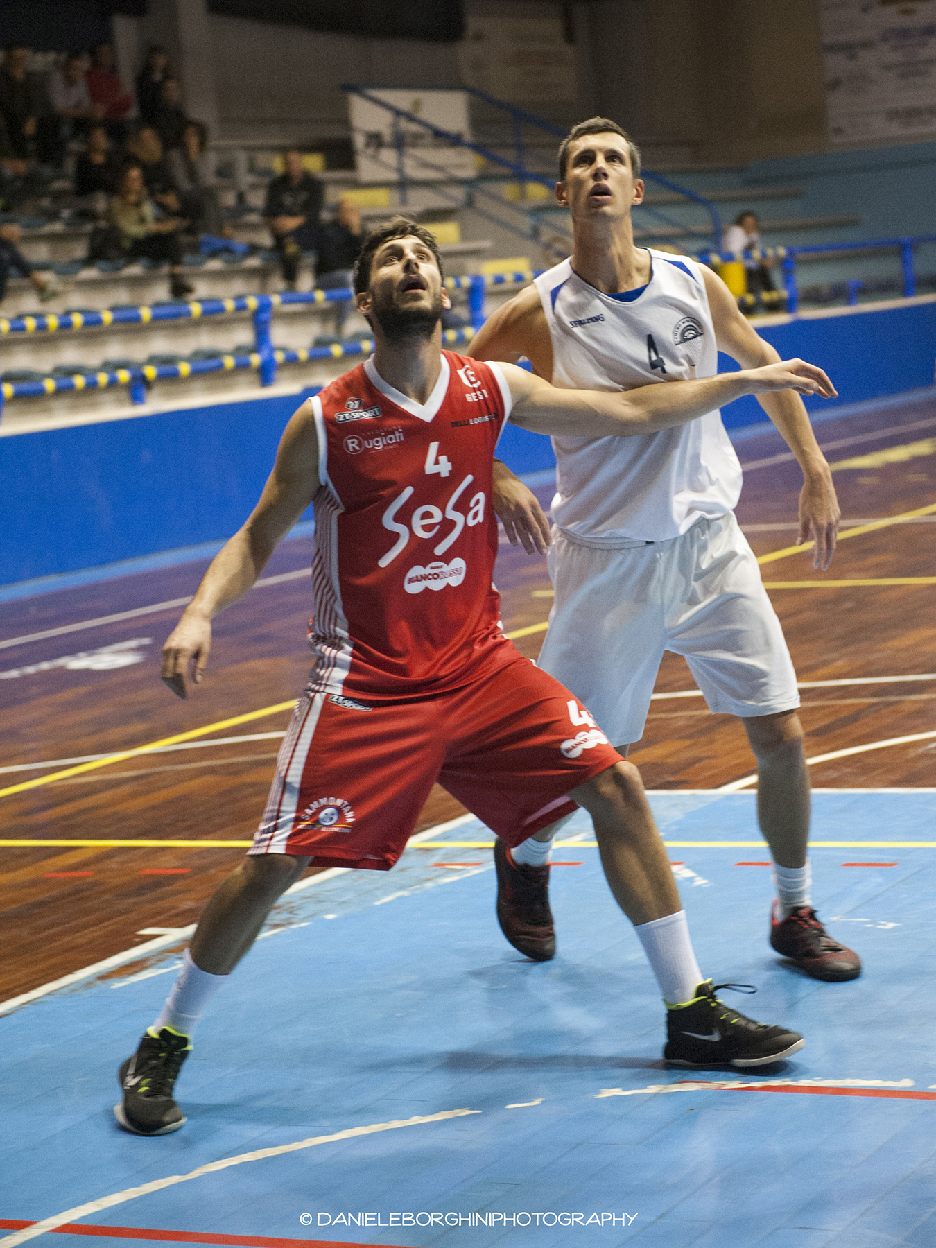 Scansati, ora scende