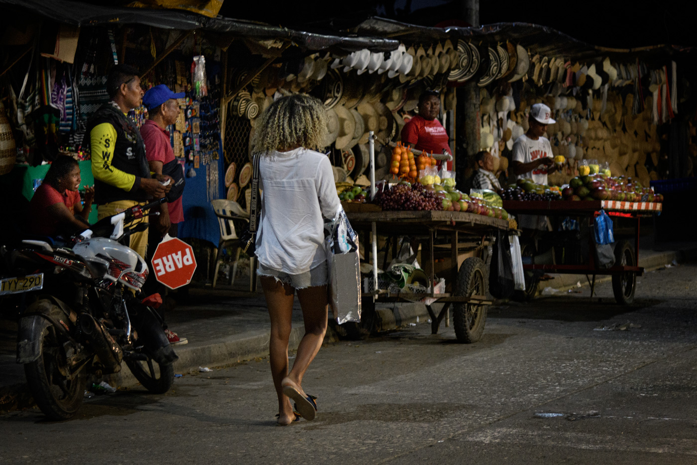 due passi all'imbrunire