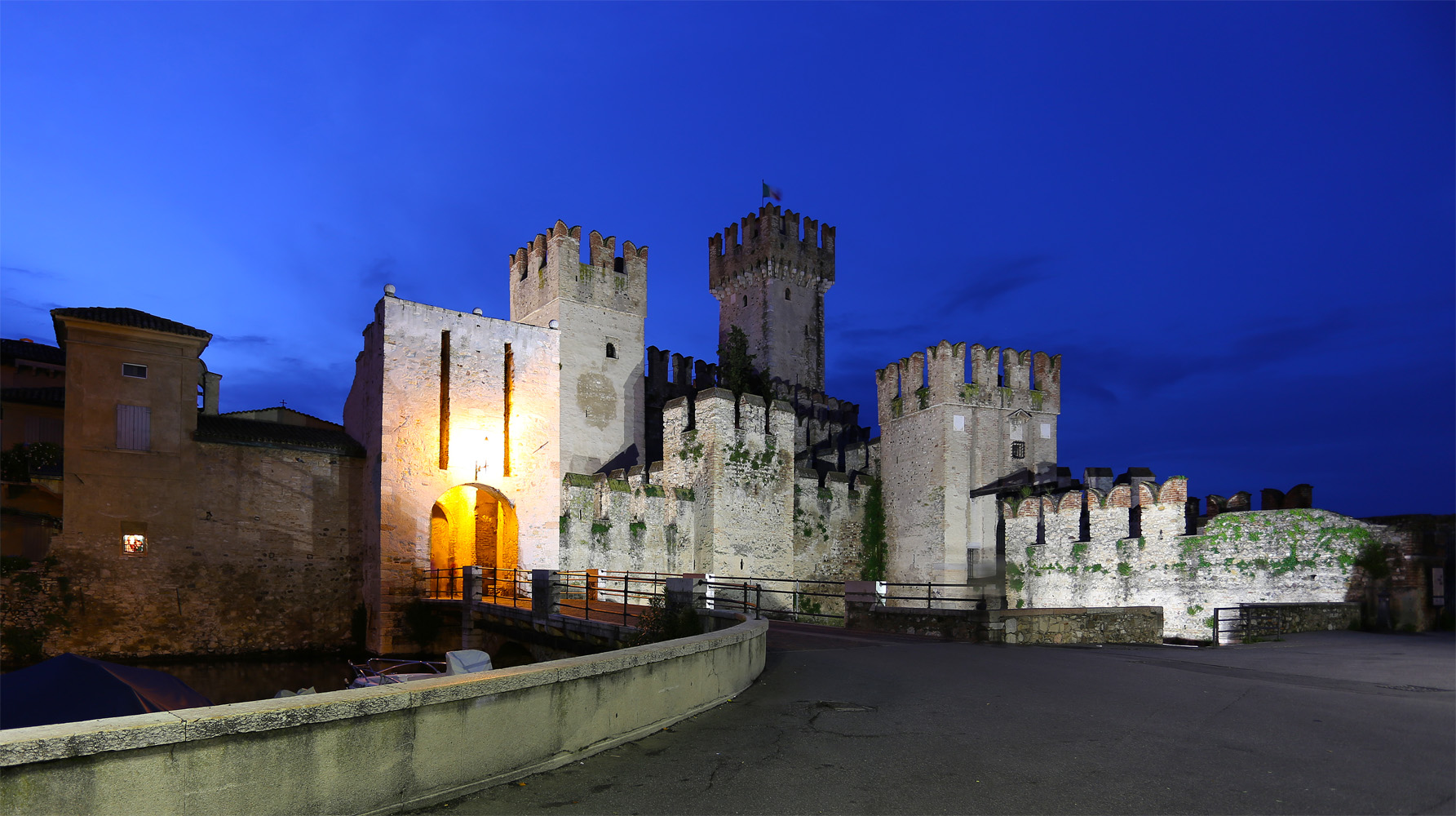 Castello di Sirmione al tramonto