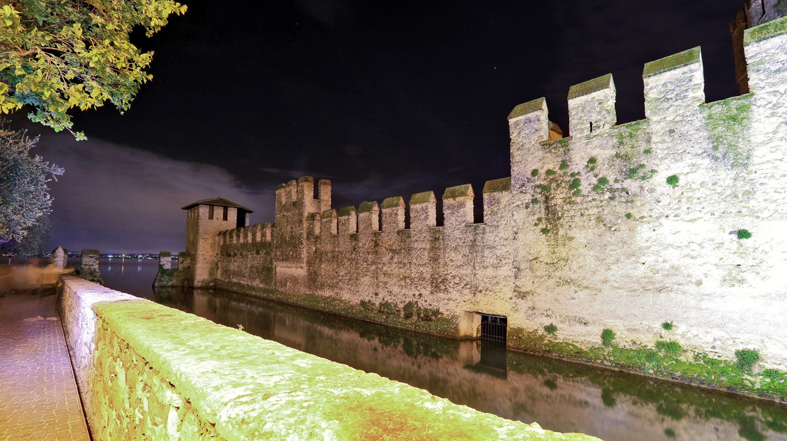 Retro del castello di Sirmione