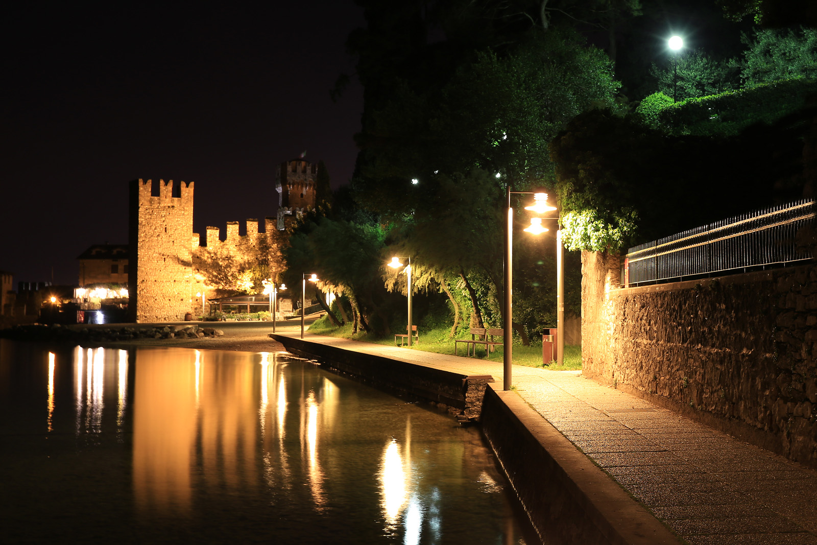 Passeggiata dalla spiaggia al castello