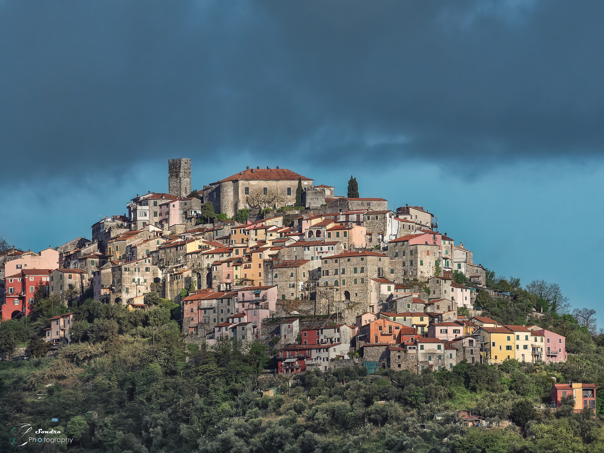 village between Tuscany and Liguria