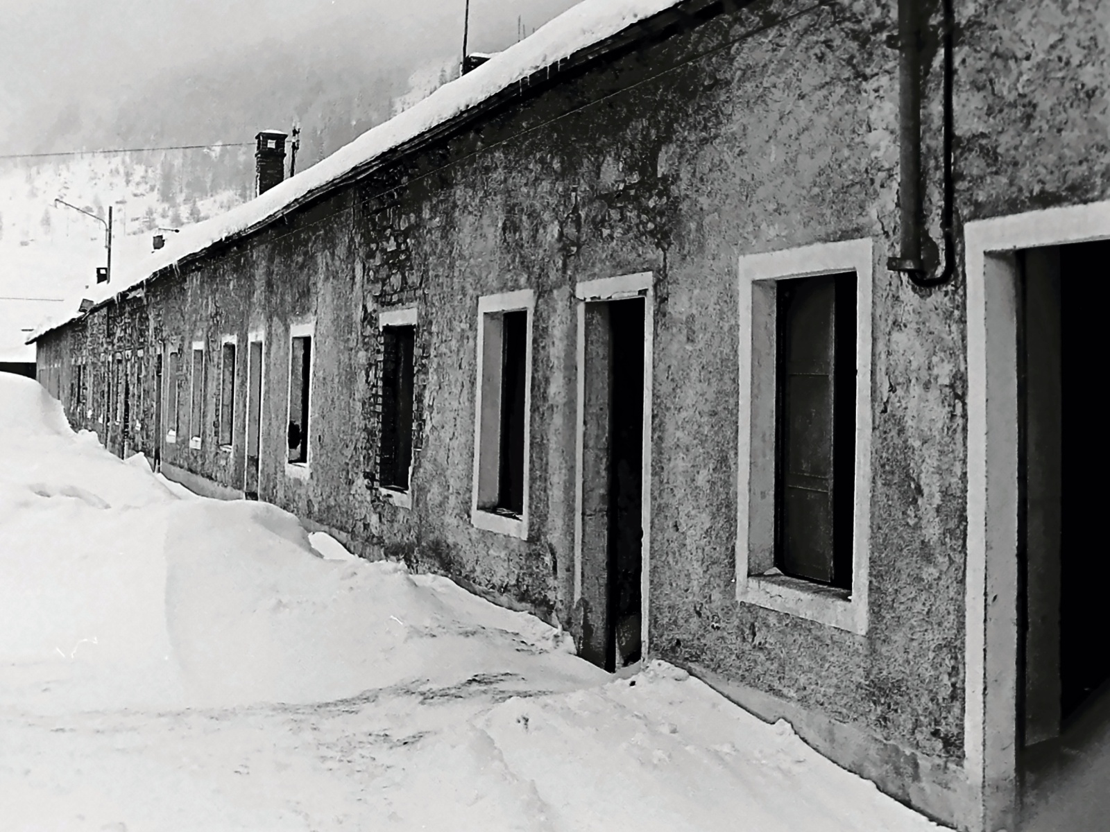 Vecchia caserma d'inverno...( 1974- Canon FtbQl + 50m )