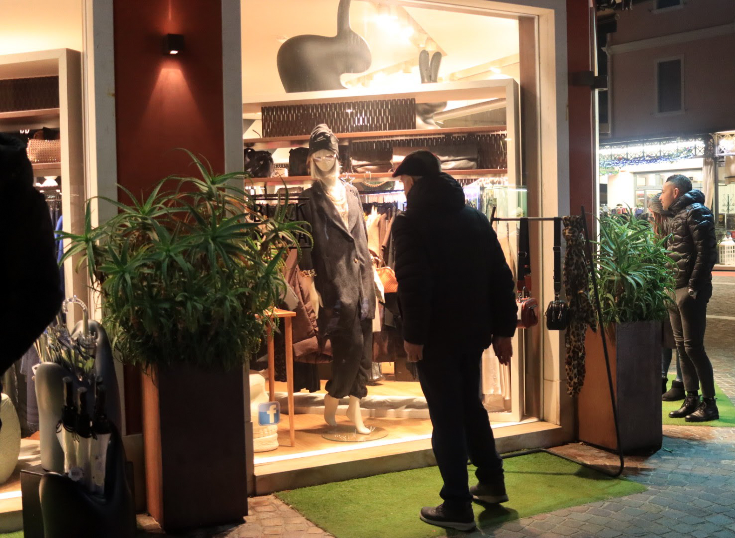 Incantato a guardare un manichino