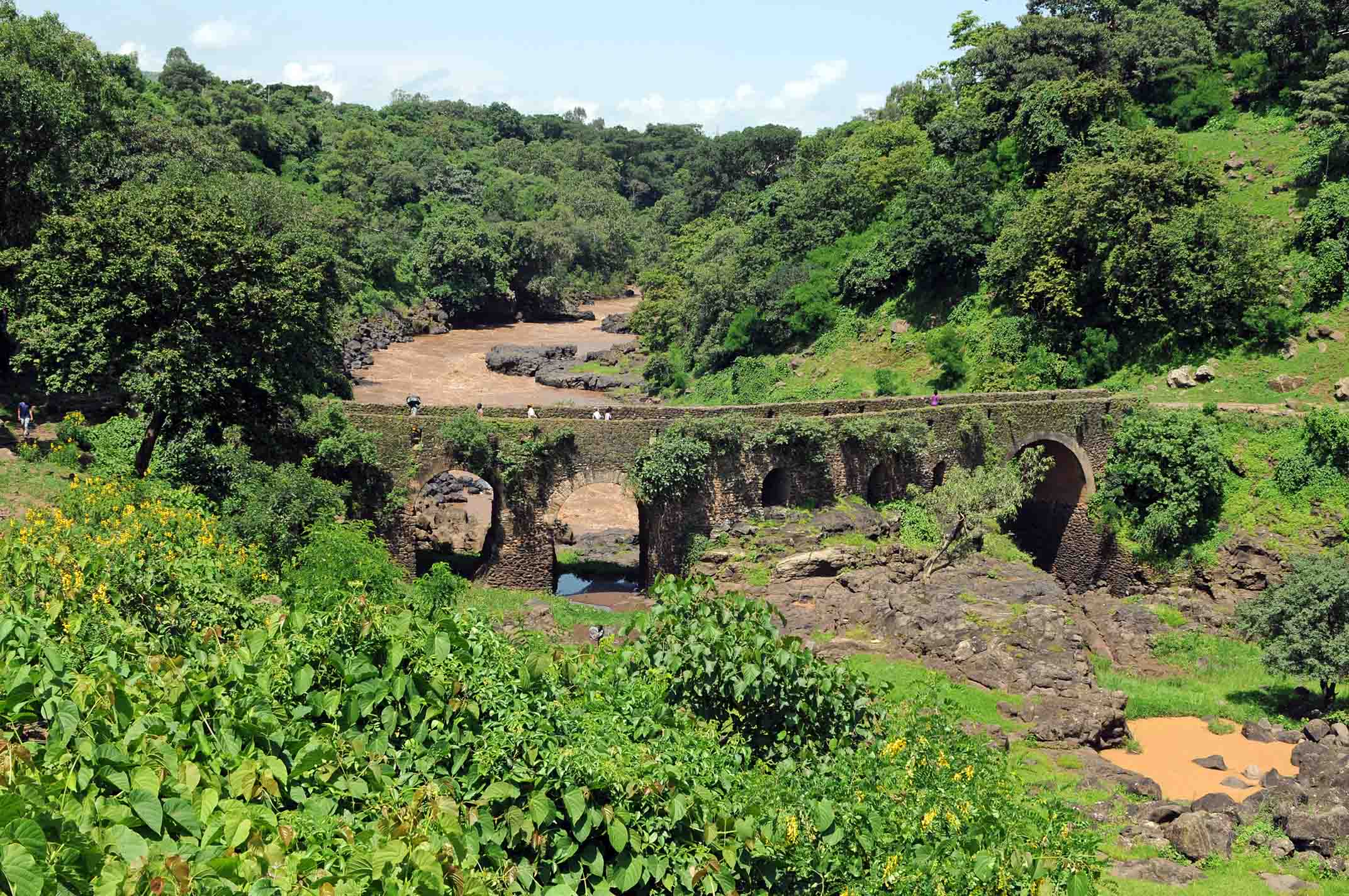 Ponte portoghese sulla strada per le Nile Bleu Falls