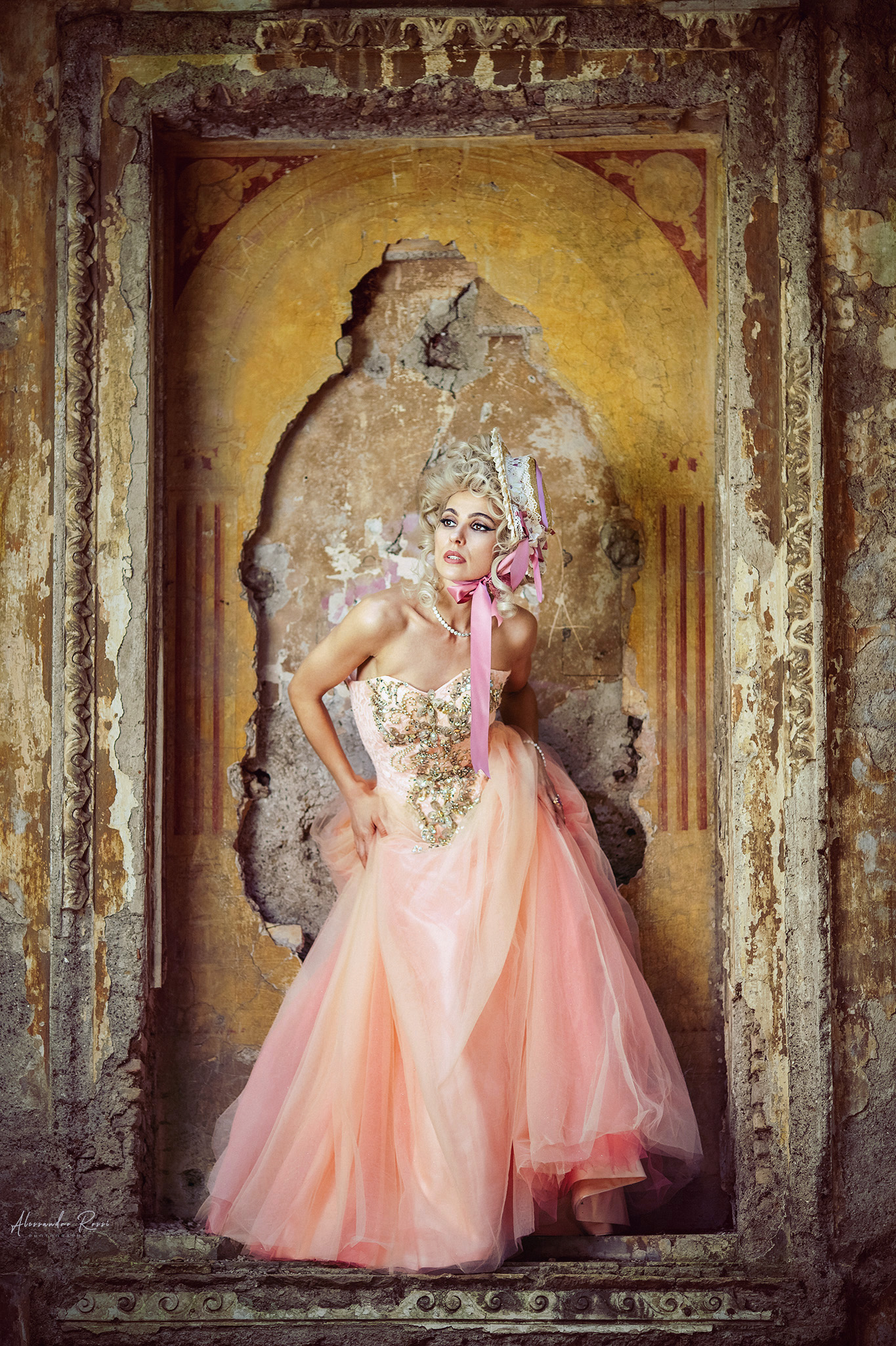 Looking.... - Maria Antonietta