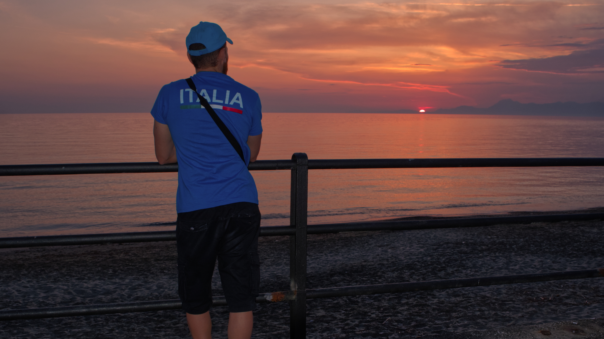 guardando il tramonto sulla costiera amalfitana