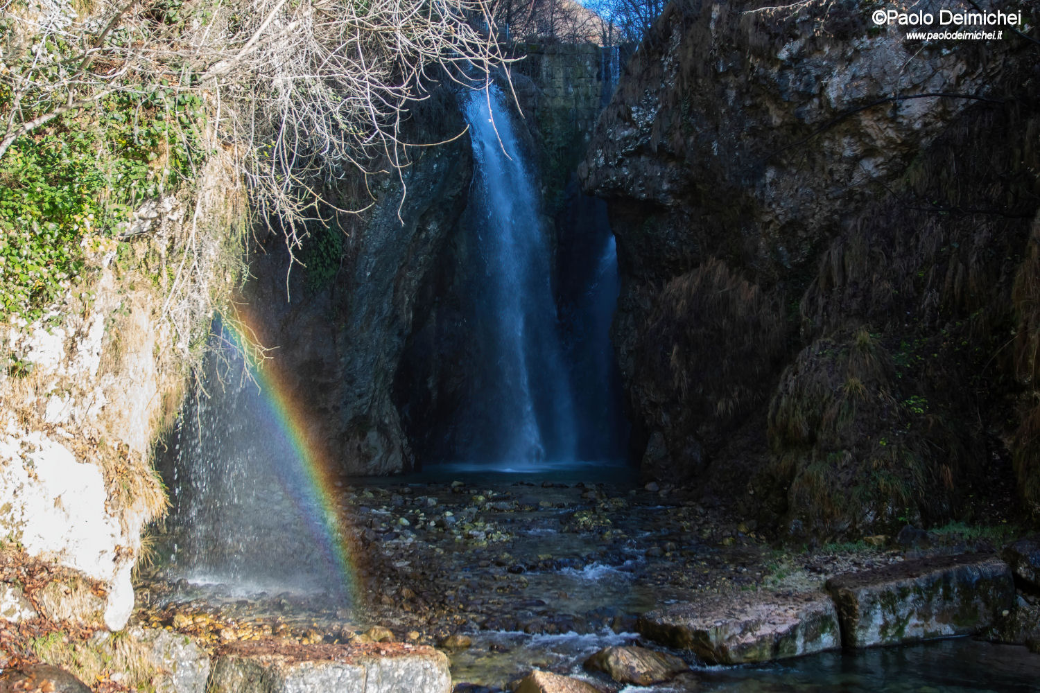 Cascata con arcobaleno a Calliano (Trentino)