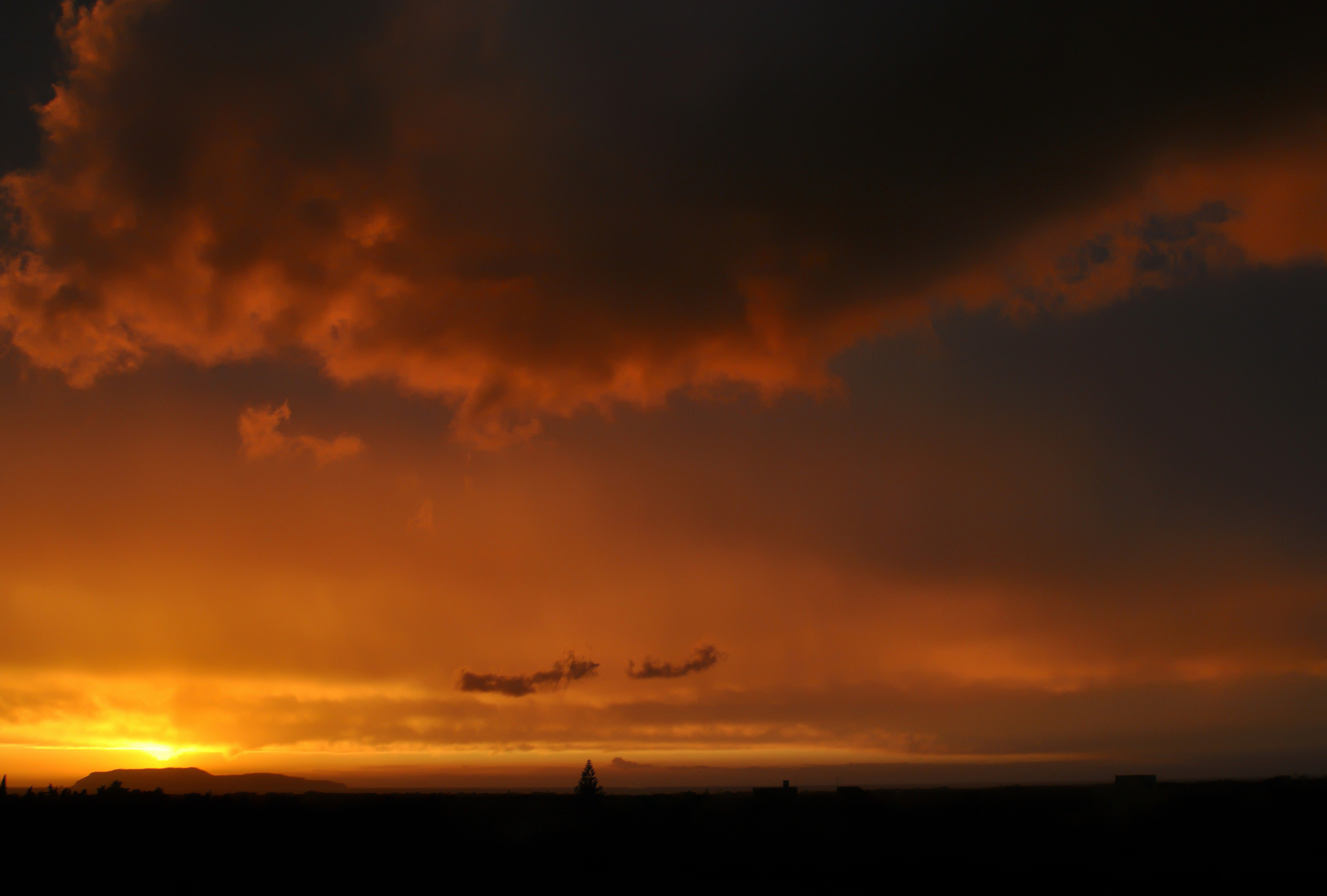 Tramonto sull' Isola di Favignana prima della tempesta.
