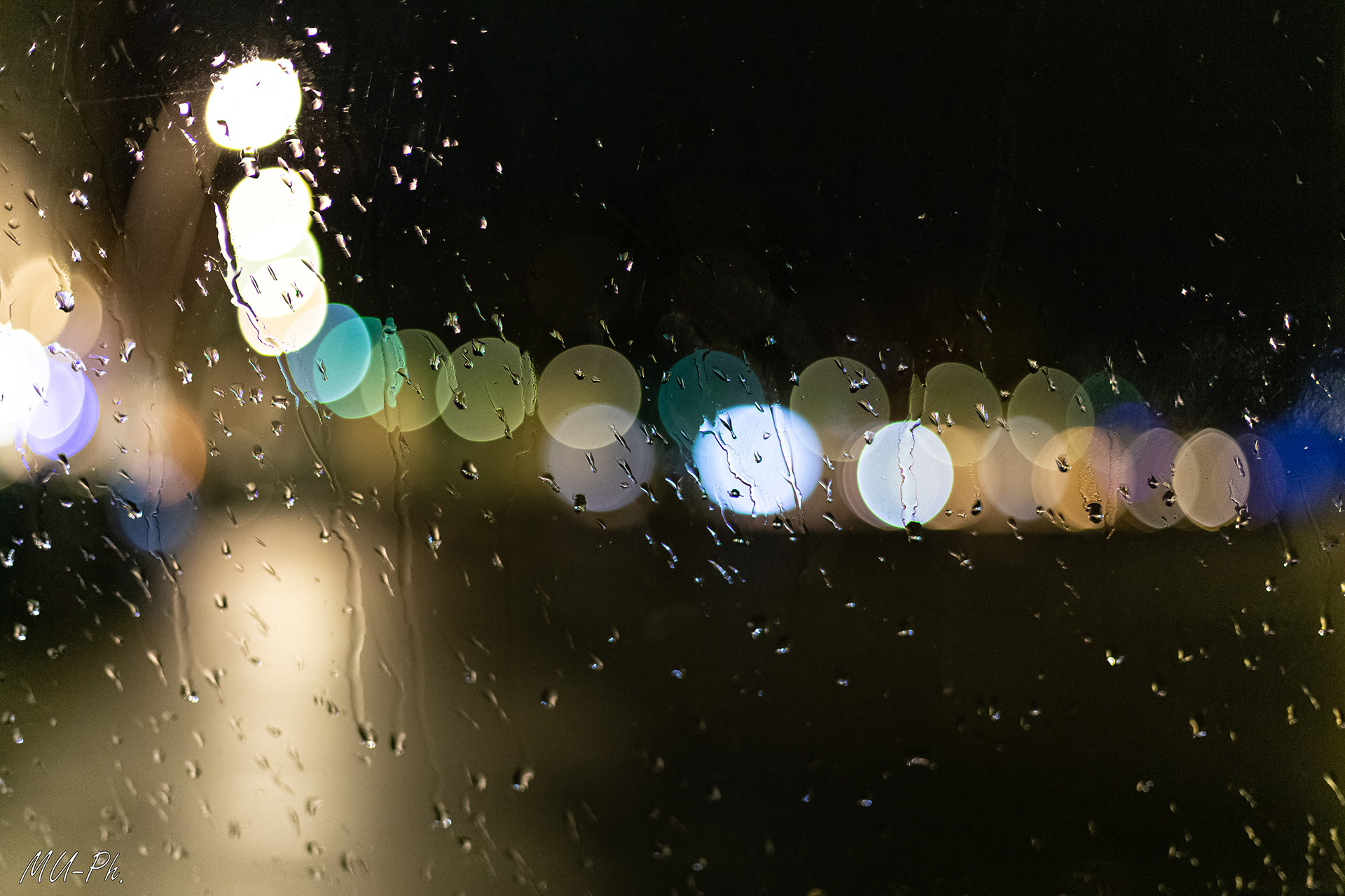 Al di la del finestrino sotto la pioggia