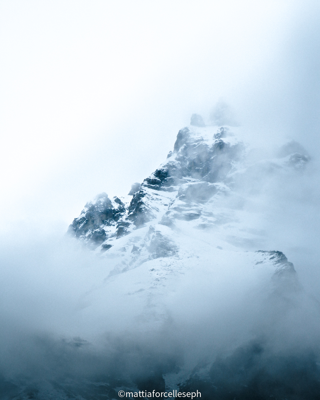 Mystery of the snowy mountain!