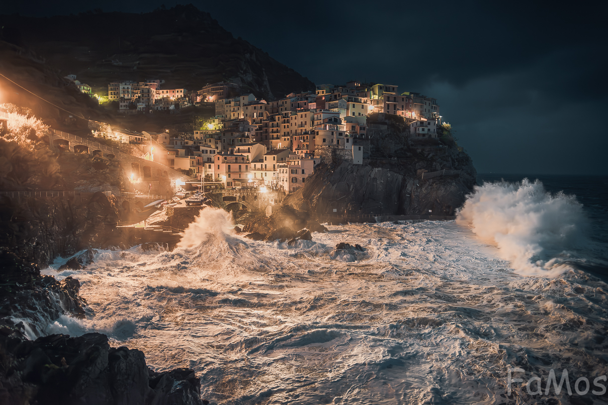 Mareggiata a Manarola, prima dell'alba