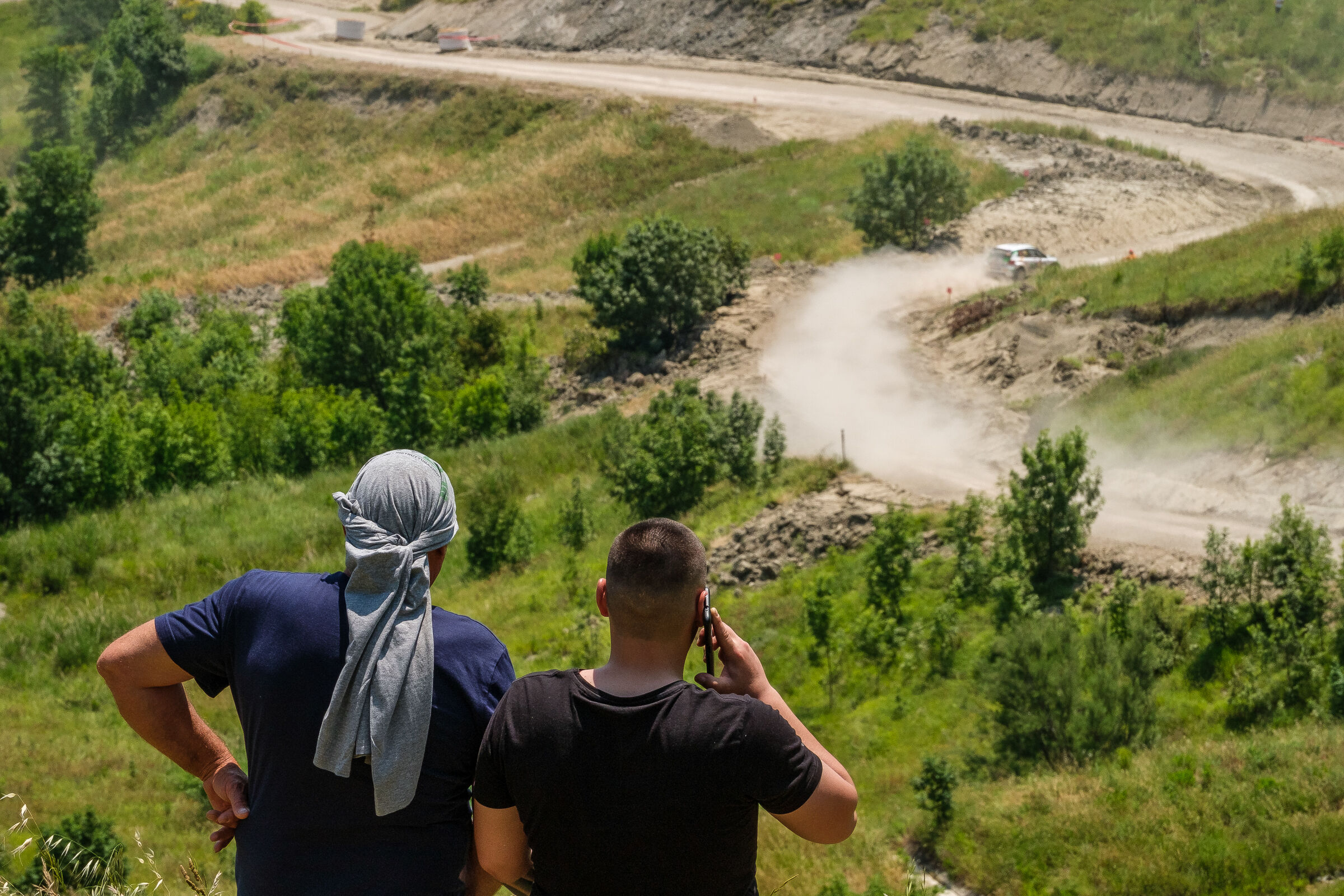 "Guardiamo il rally"