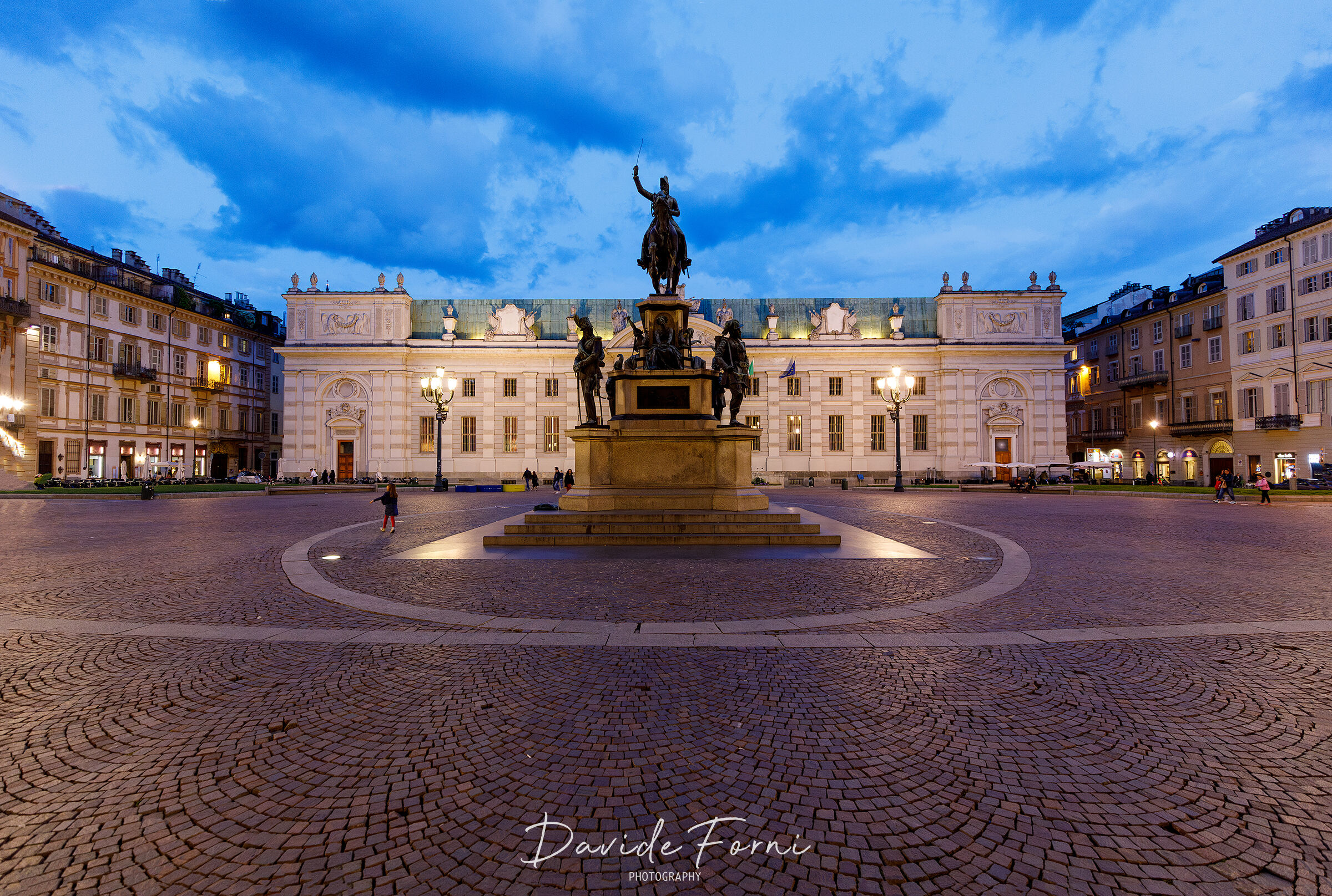 Torino, ora blu su Piazza Carlo Alberto