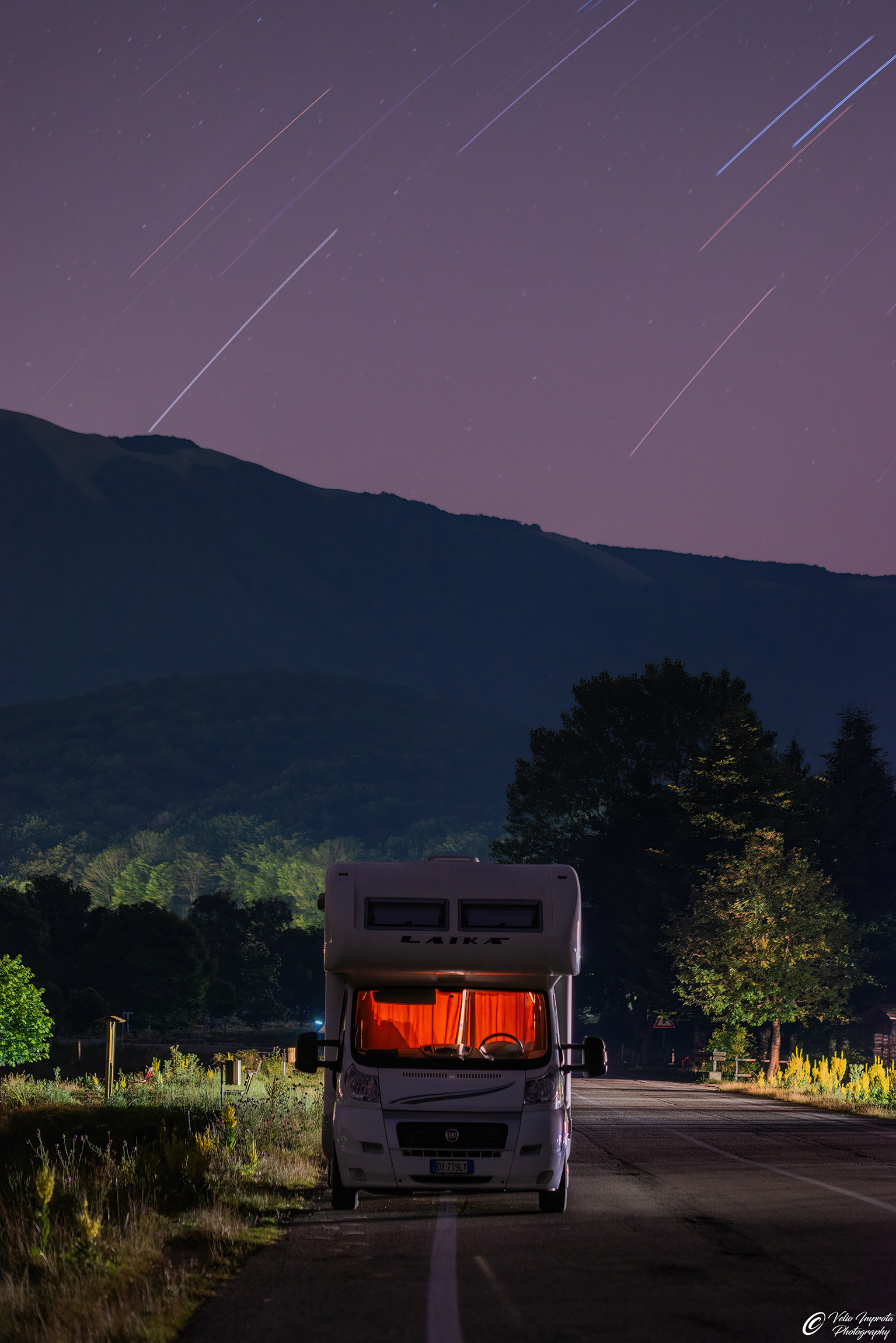 Camper nella notte al lago Laceno