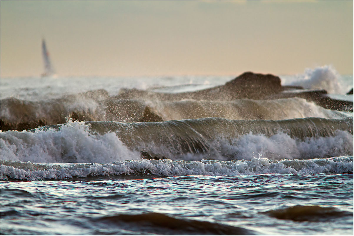 mare mosso alla foce del fiume