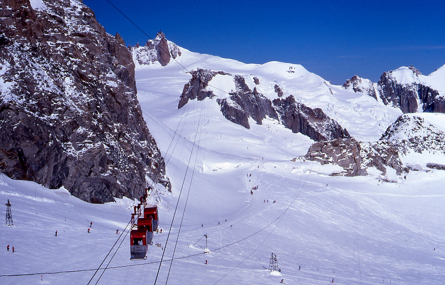 funivia che collega punta helbronner e aiguille du midi