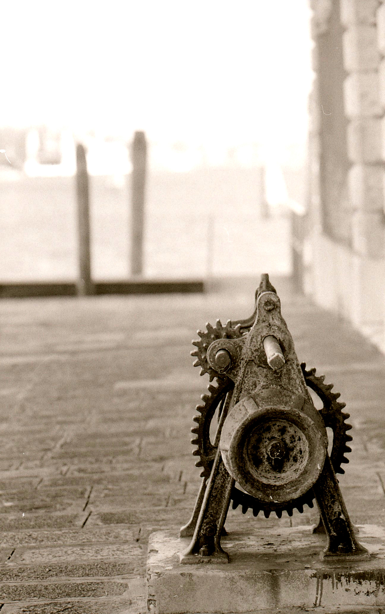 Ingranaggio su un campiello a Venezia. A cosa serviva ?