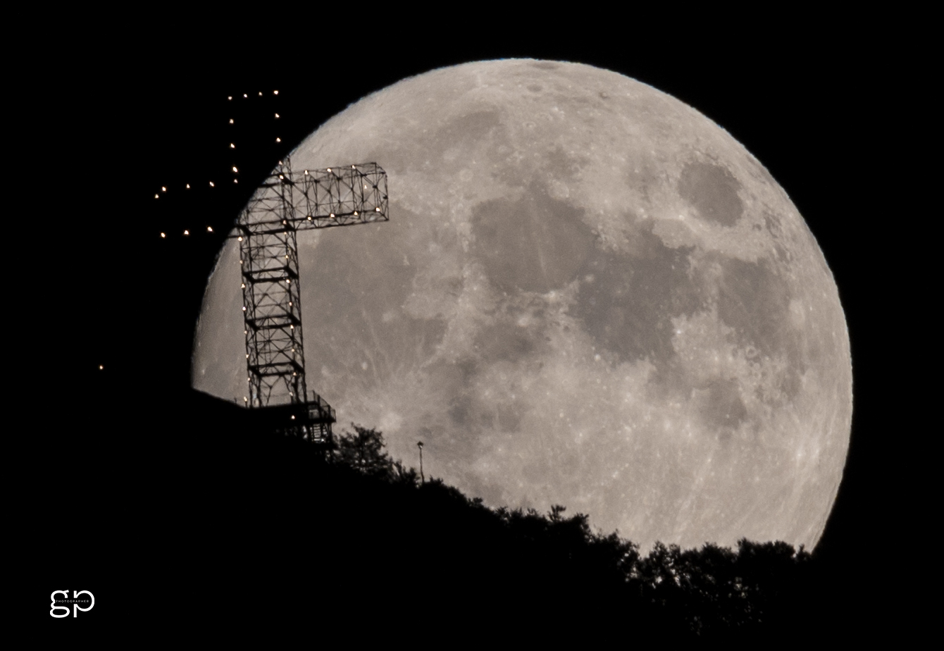 La luna e la croce del Monte Gelbison