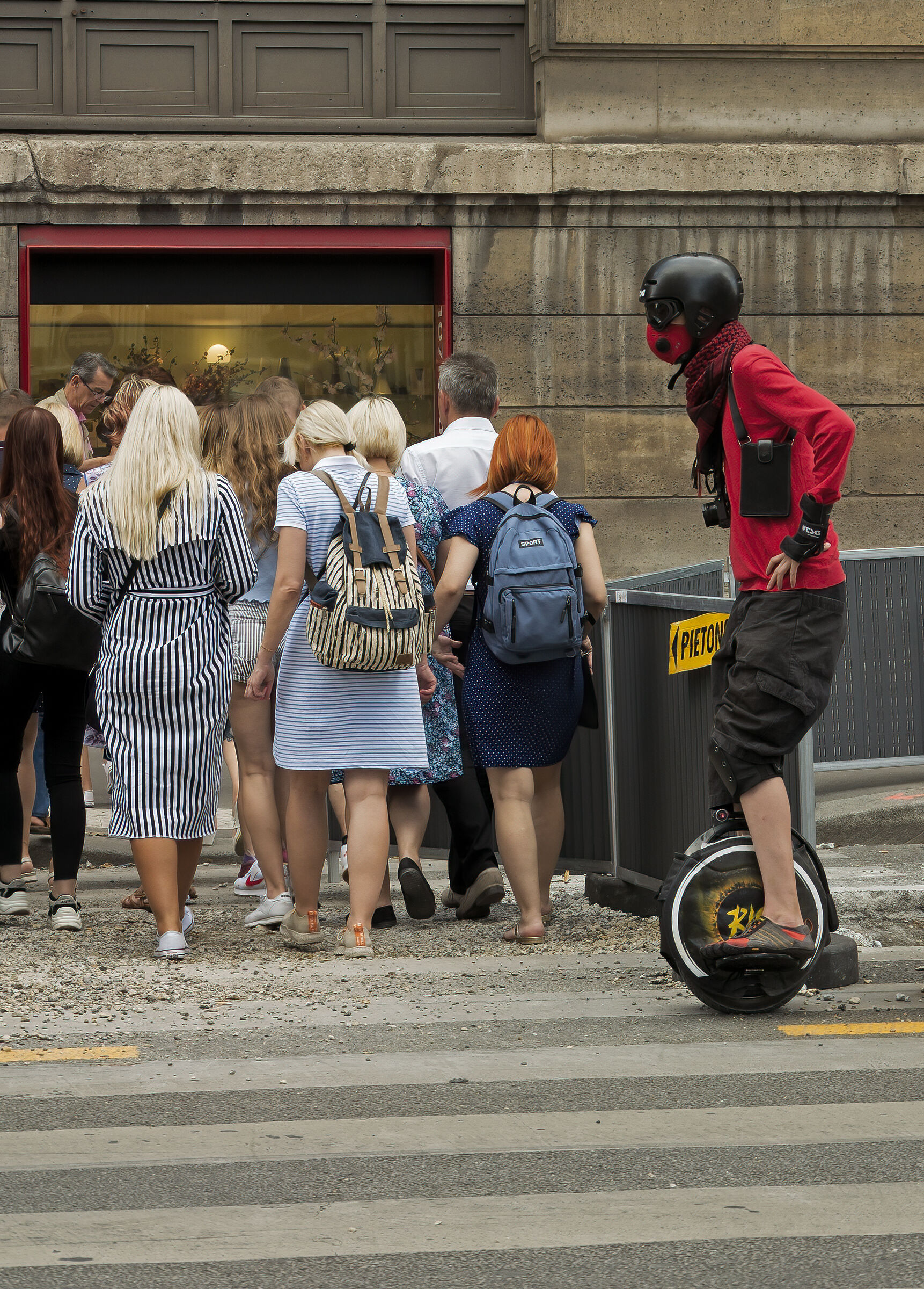 Pattern di righe con ruota (reporter parigino su ruota)