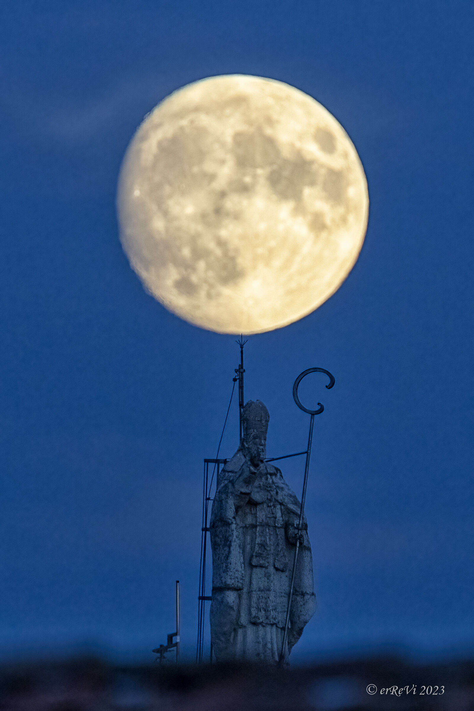 Il Patrono punzecchia la Luna