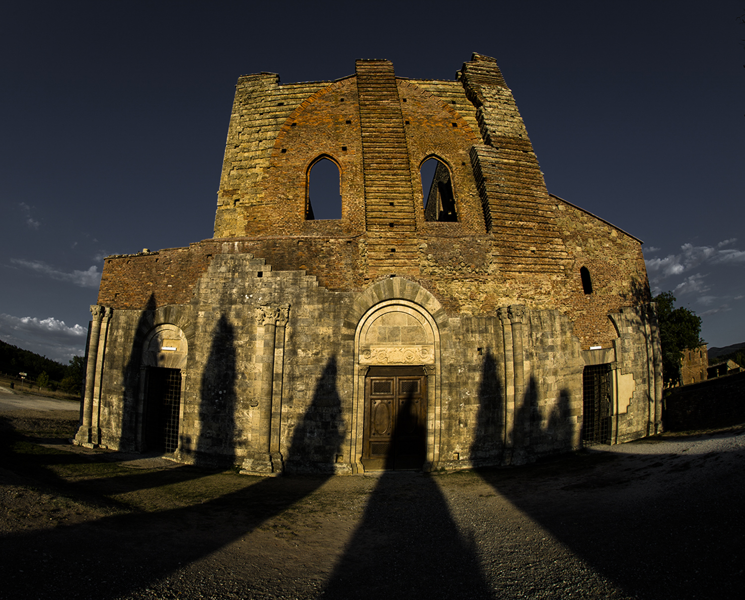 Ombre lunghe dopo una calda giornata - S.Galgano