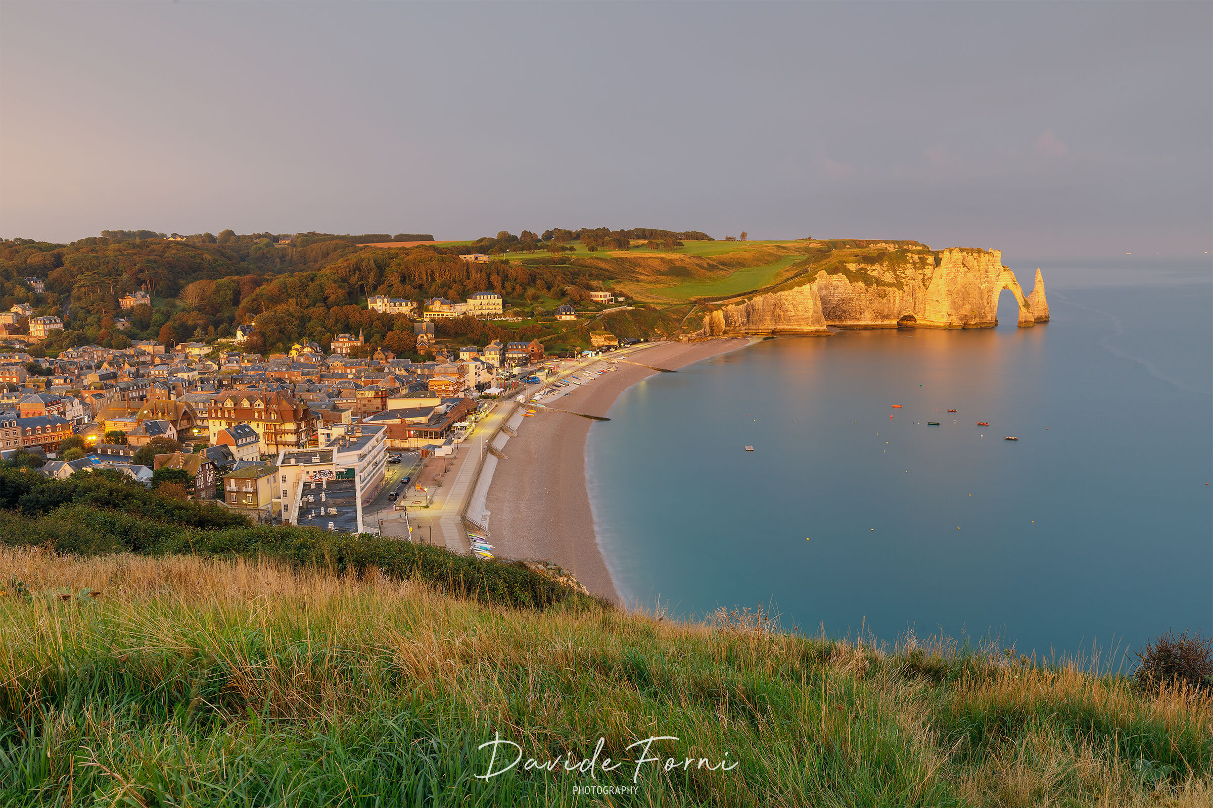 Alba sul paese di Etretat e la Falesia d'Aval