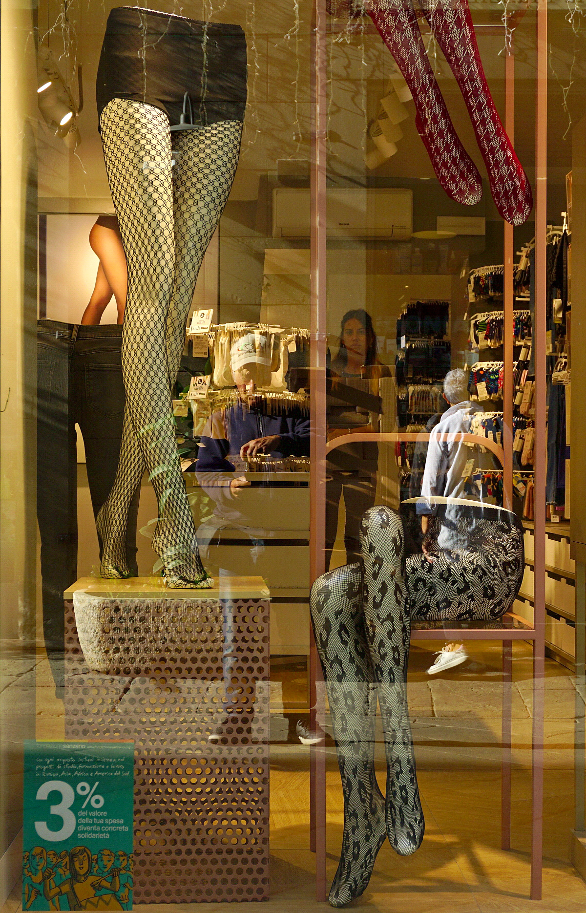 E la commessa,giustamente controlla!!!