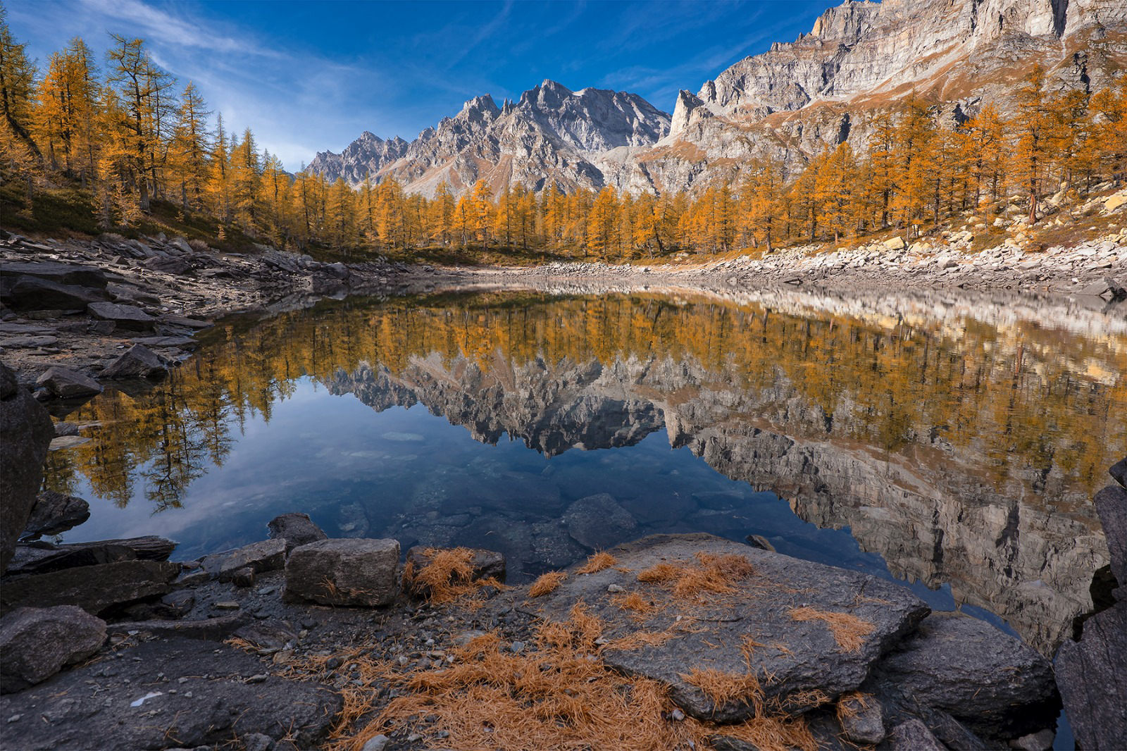 Lago nero allo specchio