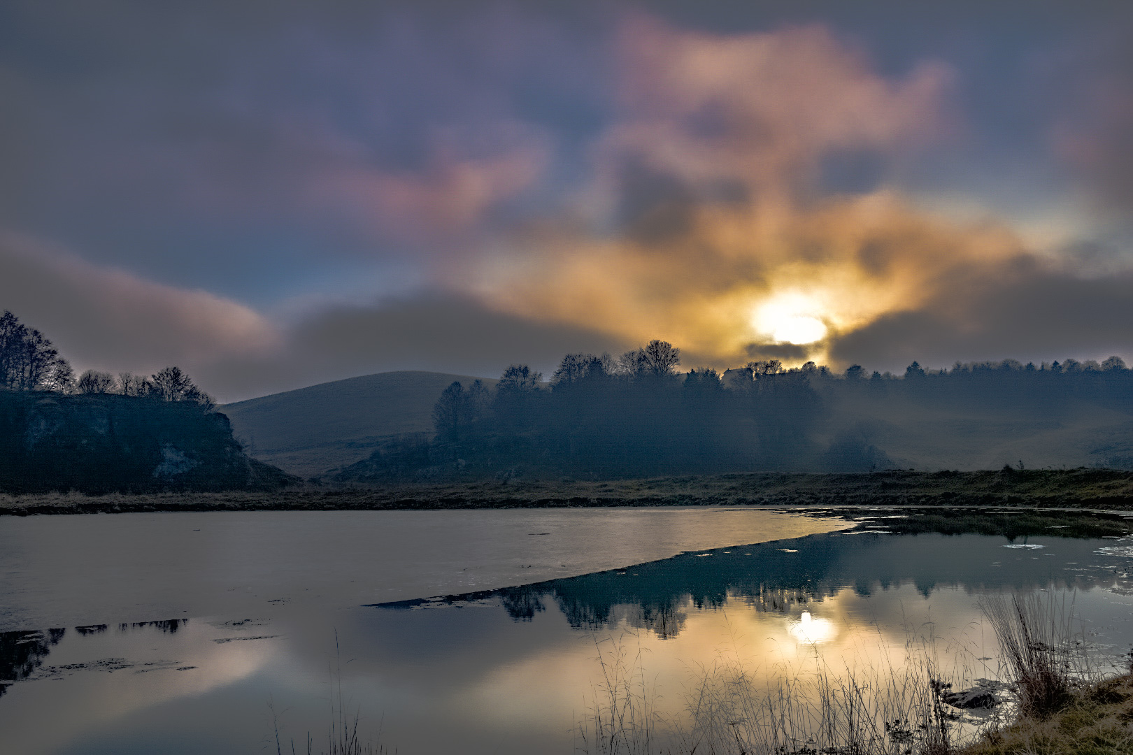 Water, ice... And a pale sun
