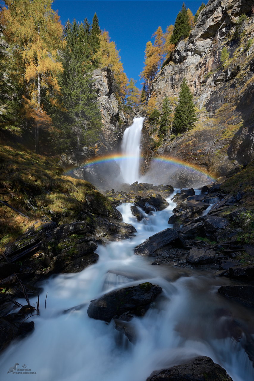 Versione verticale cascata con arcobaleno