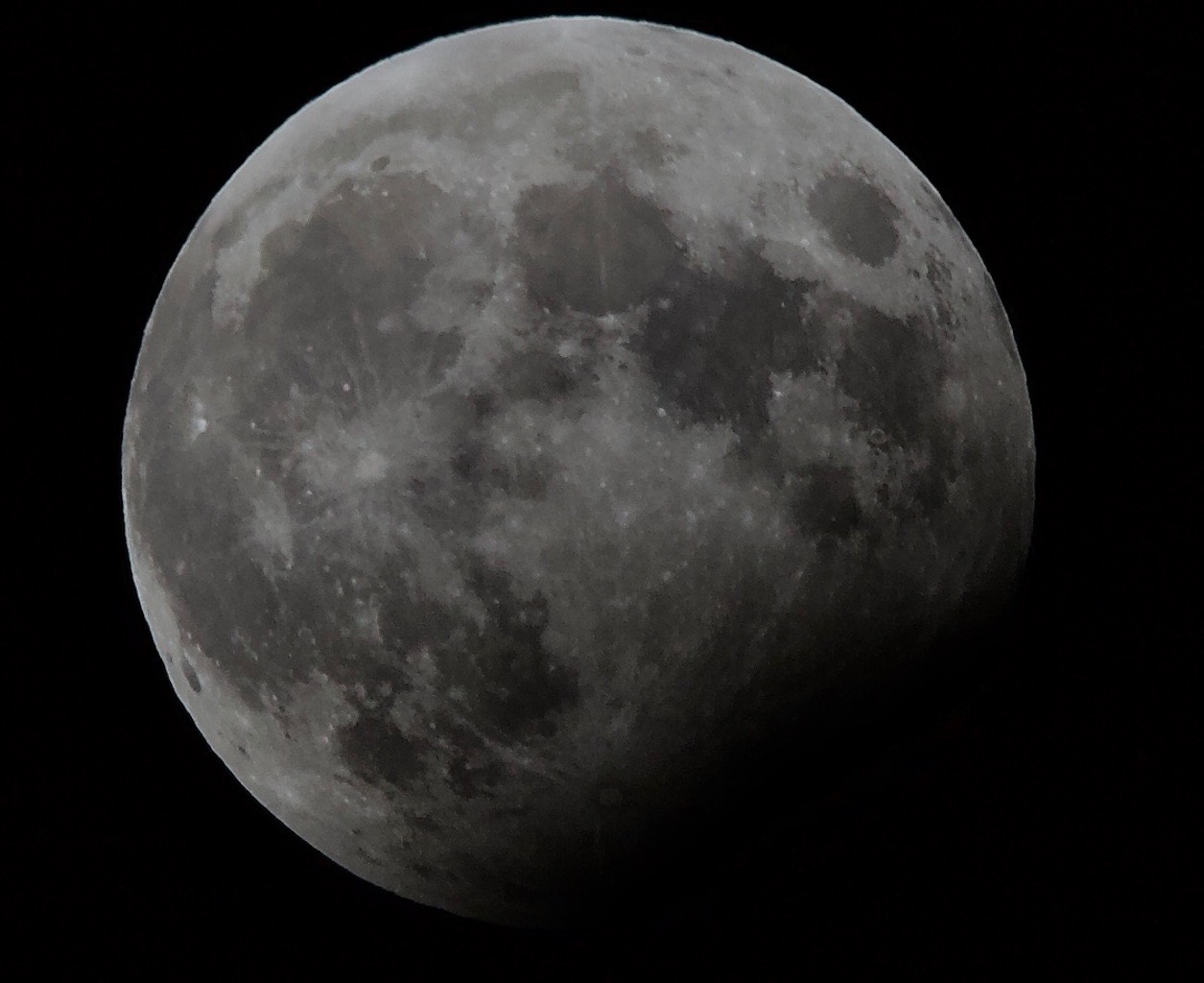 L'ombra parziale della terra.