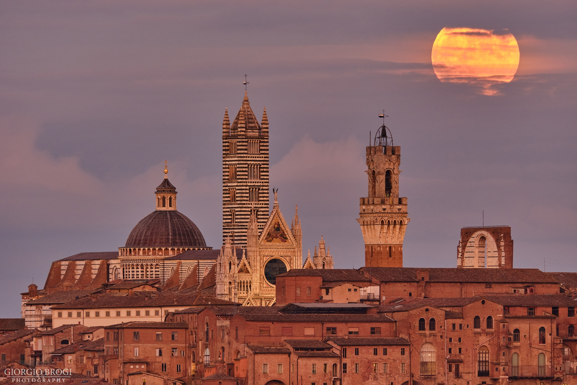 La luna piena splende su Siena