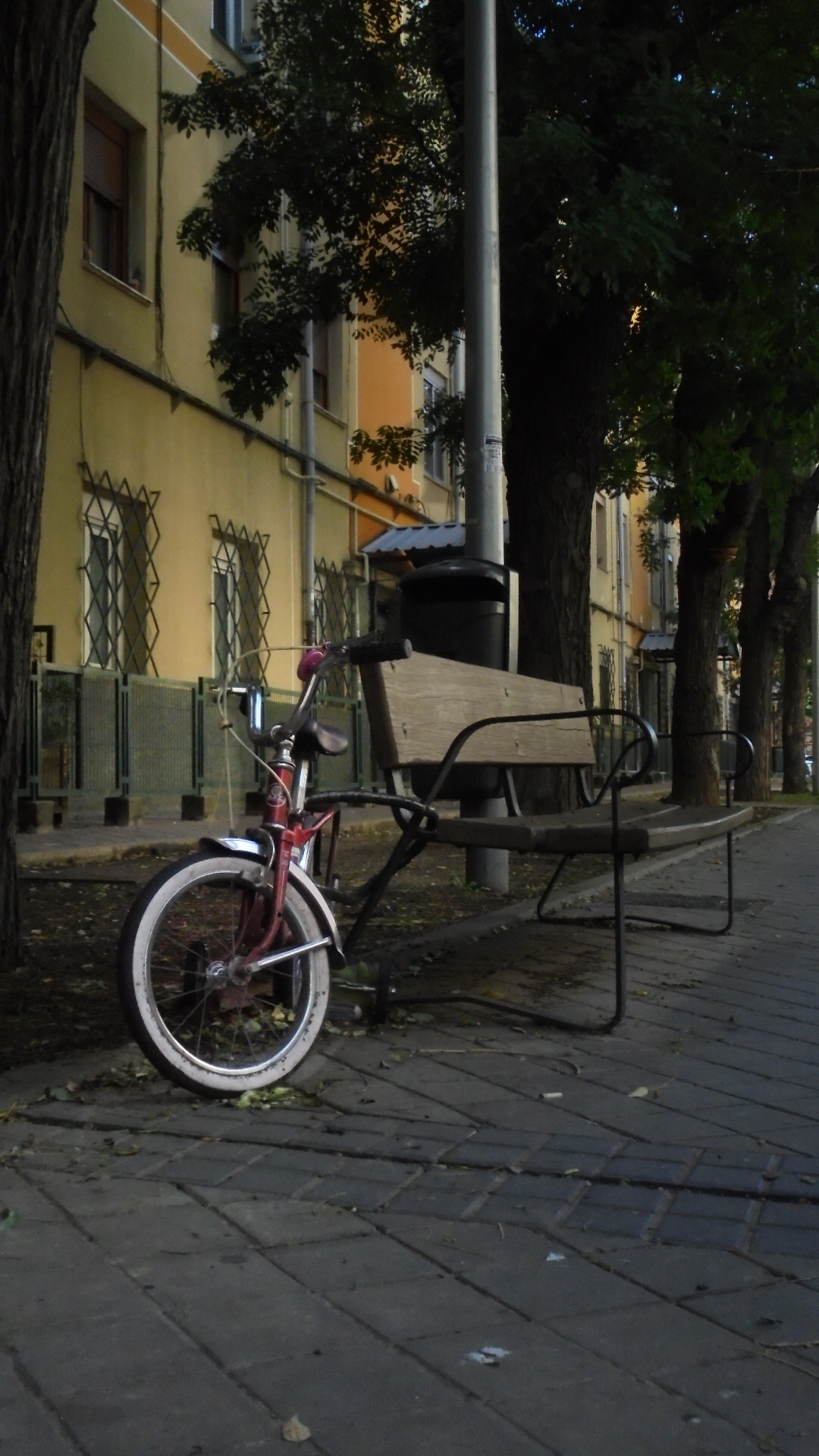 Memorias en la acera: La bicicleta de un niño que ya ...