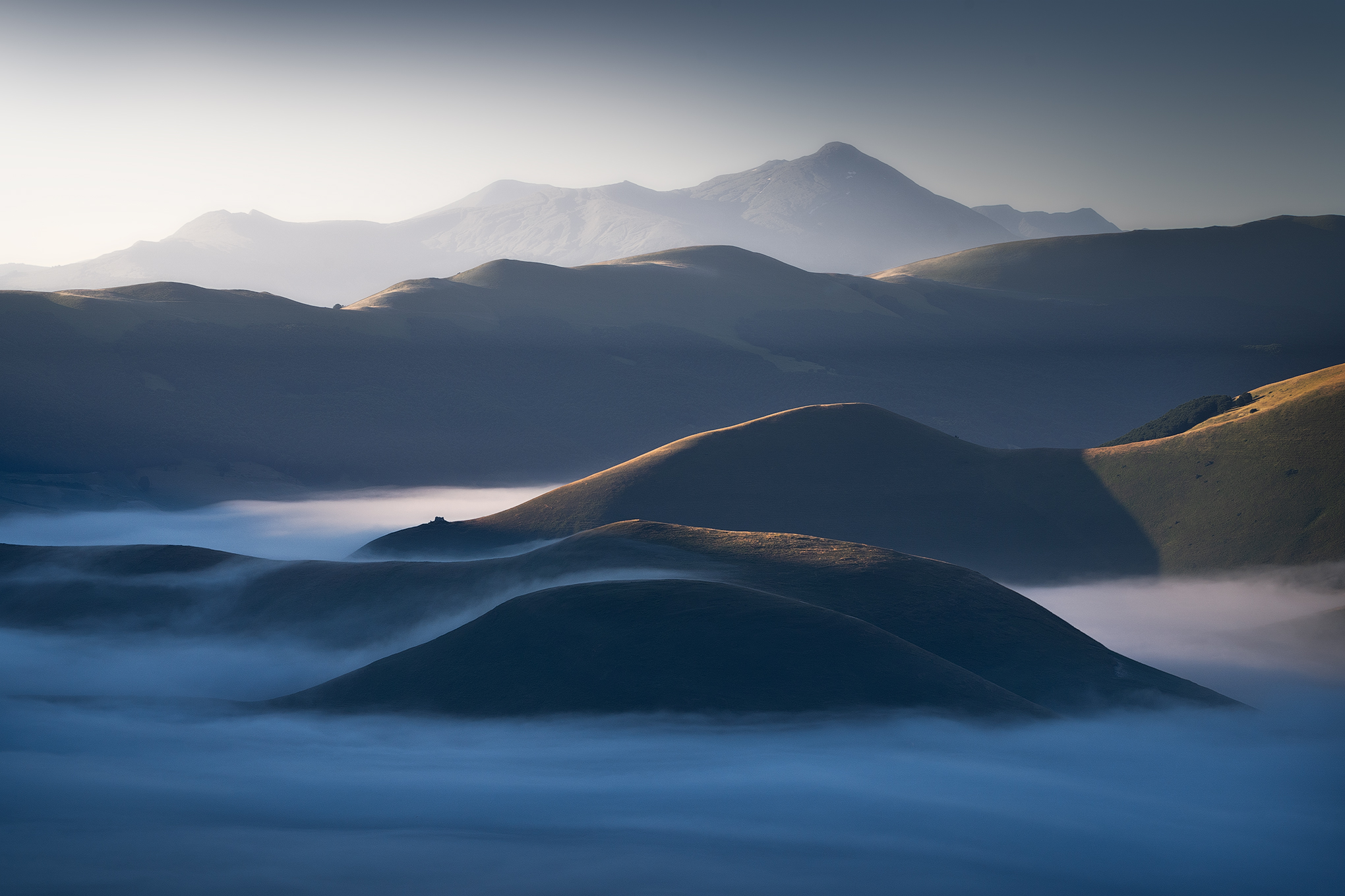 Fog on the plain of Castelluccio.