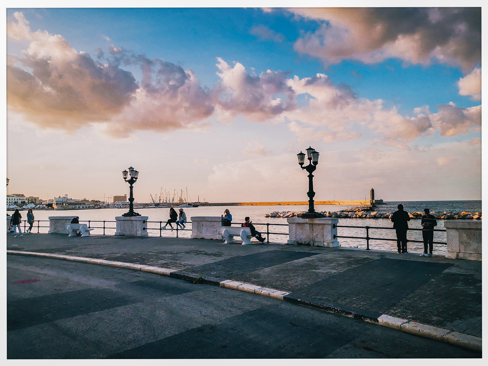 Lungomare al tramonto
