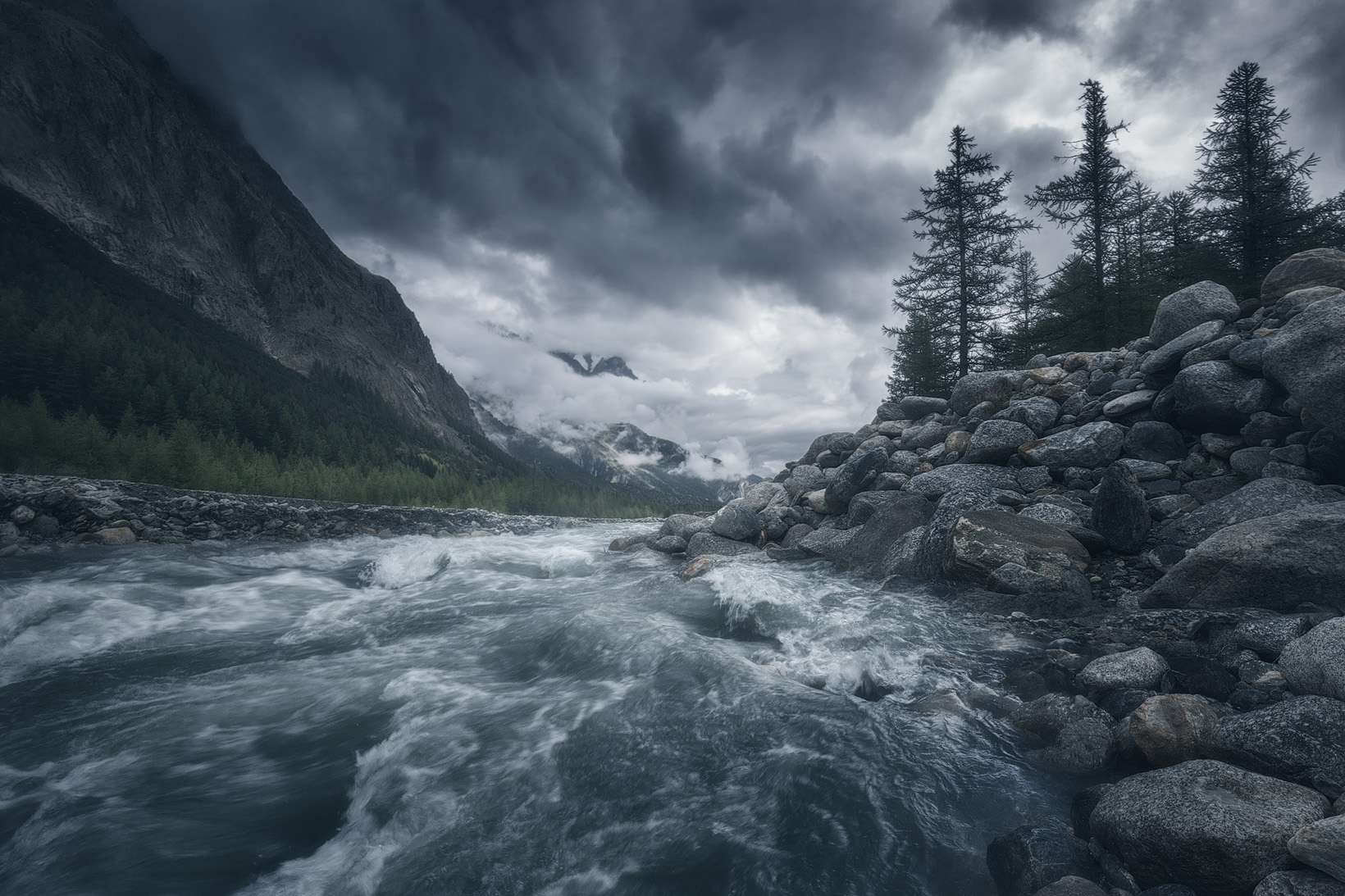 Val d'Aosta, val Veny, fiume Dora serata di fine estate