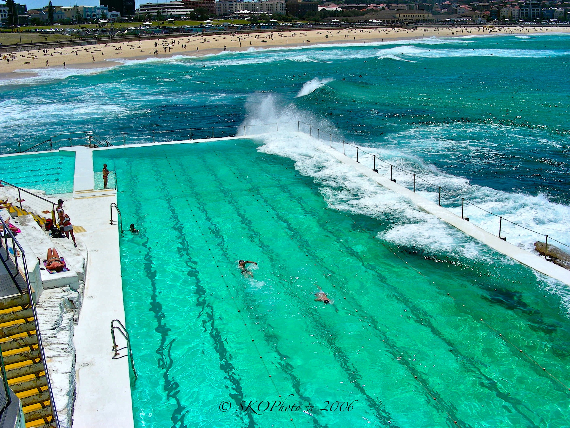 Bondi Beach Sidney, nuotando tra piscina e Oceano.